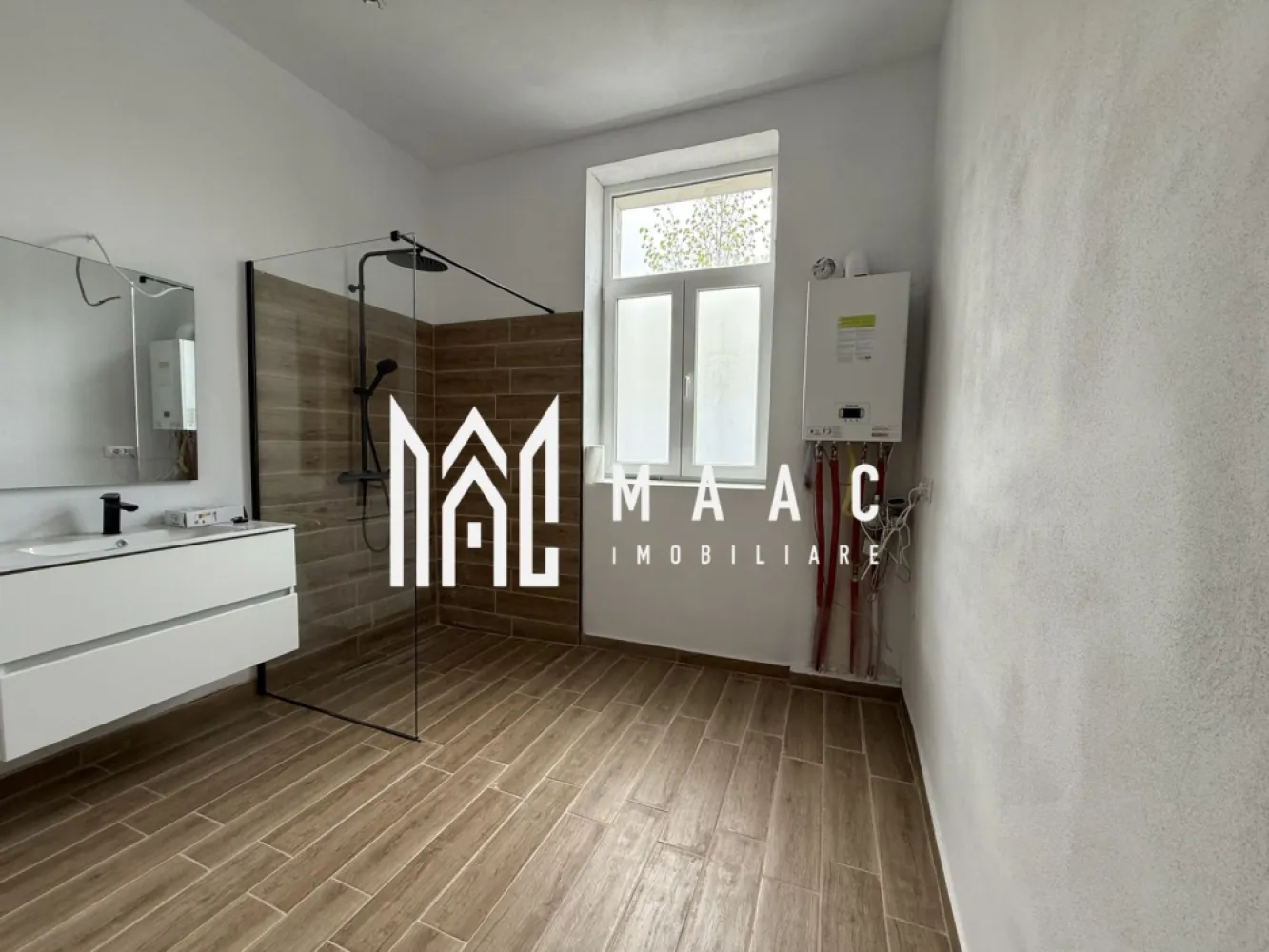 Apartament 3 camere | Parter | 60 MPU | Renovat complet - MAAC Imobiliare vă propune spre vânzare un apartament cu 3 camere, situat în zona Centrală a Sibiului.

Caracteristici si compartimentare:
Suprafață utilă: 60 mp

Compartimentare:
Hol de acces 
Bucătărie open space cu living spațios
Baie cu acces din living
Două dormitoare separate, poziționate inteligent pentru intimitate, conectate printr-un hol
Deasupra apartamentului se află pod, ideal pentru depozitare
Pivniță generoasă de aproximativ 20 mp, cu potențial de amenajare ca spațiu de relaxare sau hobby (ex. zonă de petrecere cu prietenii)

Avantaje și beneficii:
Locație centrală, cu acces facil către zone comerciale, transport public și instituții de interes
Curte comună curată și îngrijită, cu doar câțiva vecini
Pivniță spațioasă – ideală pentru depozitare 

Pentru mai multe detalii precizati telefonic ca ati vazut anuntul cu ID: CP3044767