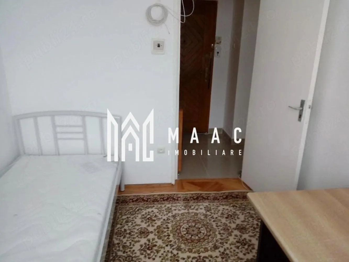 Apartament 3 camere | Etaj 3 | Balcon Inchis | 55 MPU | M. Viteazu - Apartament 3 camere de vânzare Sibiu – etaj 3 – balcon închis – pretabil investiție

MAAC Imobiliare vă propune spre vânzare un apartament cu 3 camere, situat la etajul 3, într-un imobil construit în 1987, într-o zonă bine conectată din Sibiu.
Locuința este potrivită atât pentru locuit, cât și pentru investiție (închiriere), datorită compartimentării și poziționării.

Detalii apartament
3 camere
Etaj: 3
An construcție: 1987
Compartimentare:
bucătărie separată
living
2 dormitoare
baie cu geam
cămară
balcon închis
Dotări și avantaje
Baie cu geam – ventilație naturală
Balcon închis – spațiu suplimentar
Compartimentare practică
Potrivit pentru renovare și personalizare
Avantaje locație
Aproape de mijloace de transport în comun
Acces rapid către magazine și facilități
Zonă potrivită pentru închiriere
Potrivit pentru investiție (randament bun la închiriere)

Pentru detalii suplimentare, consultanță sau programarea unei vizionări, va rugăm să ne contactati specificand ID: CP3041384