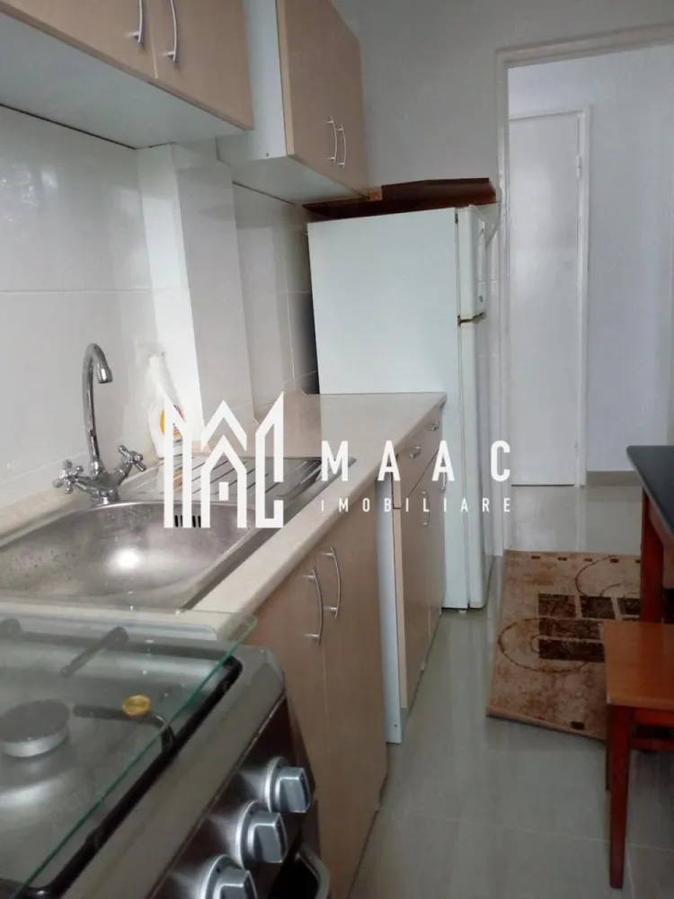 Apartament 3 camere | Etaj 3 | Balcon Inchis | 55 MPU | M. Viteazu - Apartament 3 camere de vânzare Sibiu – etaj 3 – balcon închis – pretabil investiție

MAAC Imobiliare vă propune spre vânzare un apartament cu 3 camere, situat la etajul 3, într-un imobil construit în 1987, într-o zonă bine conectată din Sibiu.
Locuința este potrivită atât pentru locuit, cât și pentru investiție (închiriere), datorită compartimentării și poziționării.

Detalii apartament
3 camere
Etaj: 3
An construcție: 1987
Compartimentare:
bucătărie separată
living
2 dormitoare
baie cu geam
cămară
balcon închis
Dotări și avantaje
Baie cu geam – ventilație naturală
Balcon închis – spațiu suplimentar
Compartimentare practică
Potrivit pentru renovare și personalizare
Avantaje locație
Aproape de mijloace de transport în comun
Acces rapid către magazine și facilități
Zonă potrivită pentru închiriere
Potrivit pentru investiție (randament bun la închiriere)

Pentru detalii suplimentare, consultanță sau programarea unei vizionări, va rugăm să ne contactati specificand ID: CP3041384