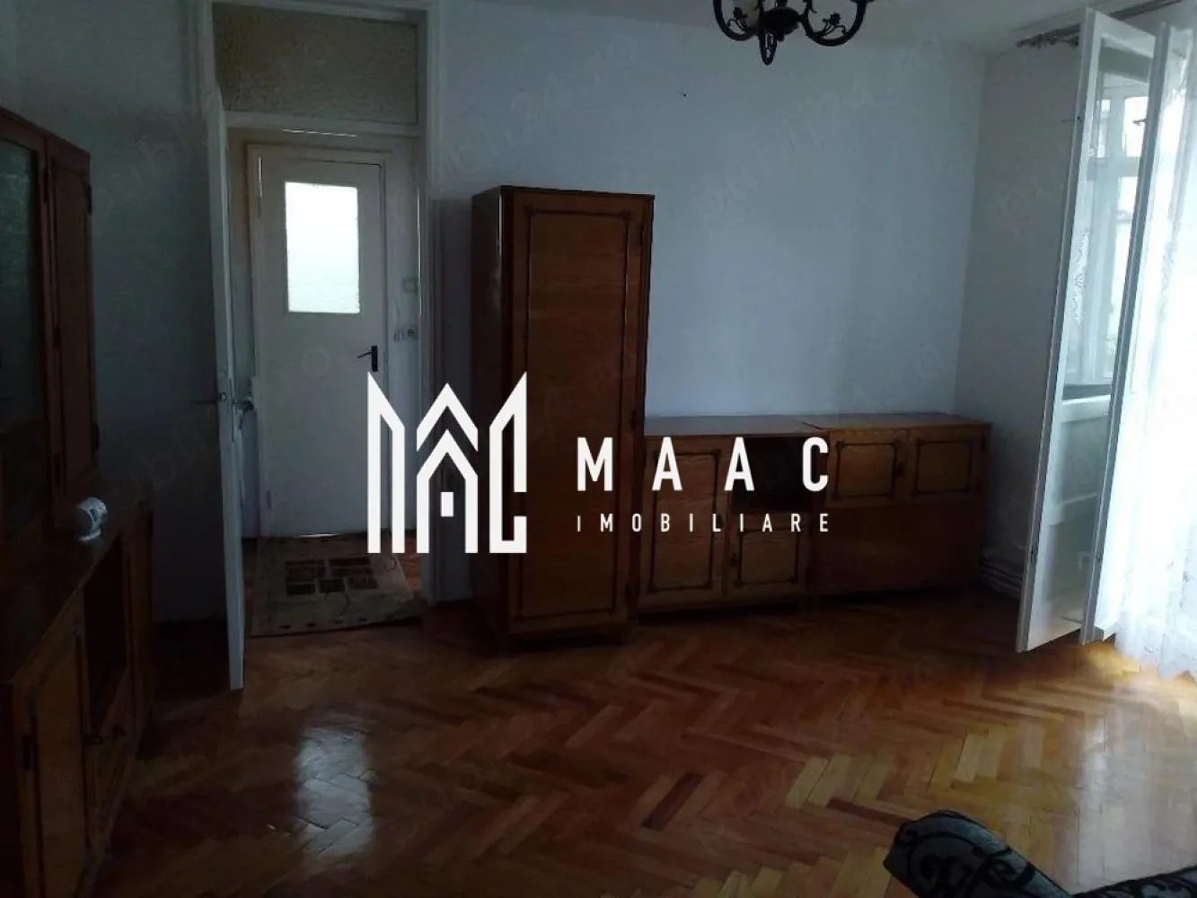 Apartament 3 camere | Etaj 3 | Balcon Inchis | 55 MPU | M. Viteazu - Apartament 3 camere de vânzare Sibiu – etaj 3 – balcon închis – pretabil investiție

MAAC Imobiliare vă propune spre vânzare un apartament cu 3 camere, situat la etajul 3, într-un imobil construit în 1987, într-o zonă bine conectată din Sibiu.
Locuința este potrivită atât pentru locuit, cât și pentru investiție (închiriere), datorită compartimentării și poziționării.

Detalii apartament
3 camere
Etaj: 3
An construcție: 1987
Compartimentare:
bucătărie separată
living
2 dormitoare
baie cu geam
cămară
balcon închis
Dotări și avantaje
Baie cu geam – ventilație naturală
Balcon închis – spațiu suplimentar
Compartimentare practică
Potrivit pentru renovare și personalizare
Avantaje locație
Aproape de mijloace de transport în comun
Acces rapid către magazine și facilități
Zonă potrivită pentru închiriere
Potrivit pentru investiție (randament bun la închiriere)

Pentru detalii suplimentare, consultanță sau programarea unei vizionări, va rugăm să ne contactati specificand ID: CP3041384