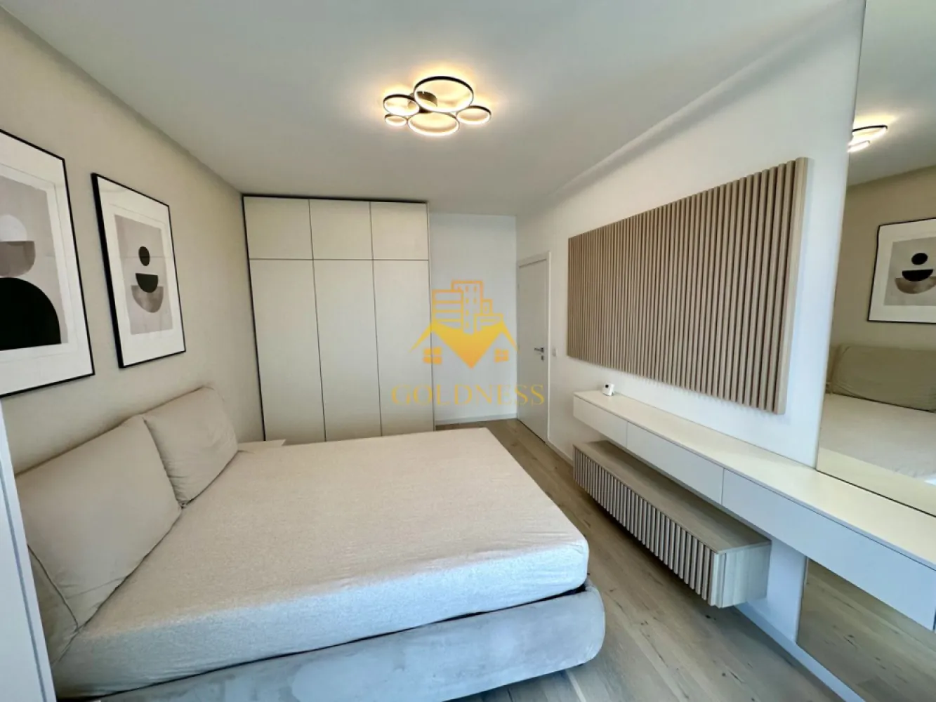 2 camere LUX, Semi Central, Gradina, Record Park, Parcare, The Office - GOLDNESS Imobiliare vă propune spre închiriere un apartament cu 2 camere complet mobilat și utilat, la Parter într-un imobil de 5 etaje, situat Semi Central în complex rezidențial Record Park. Dispune de loc de parcare subterana. Se află în apropierea stațiilor de transport în comun, magazine, restaurante, spații verzi, farmacii, etc. Apartamentul este compartimentat astfel: - dormitor cu pat matrimonial, dressing, noptiere - living cu canapea extensibilă - bucătărie complet open space utilată și mobilată, loc de servit masa - baie cu cabina de dus, calorifer port prosop și dulap pentru depozitare. - gradina privata 77 mp. Imobilul este dotat cu toate cele necesare- centrală pe imobil cu contorizare separată, frigider, aragaz, hotă, mașină de spălat haine și vase, etc. Dacă sunteți interesați de acest apartament și doriți să îl vizionați, dar și pentru alte oferte nu ezitați să ne contactați telefonic sau prin e-mail. Vă stăm la dispoziție! Pentru intermediere se percepe un comision de 50% din prețul chiriei! }}