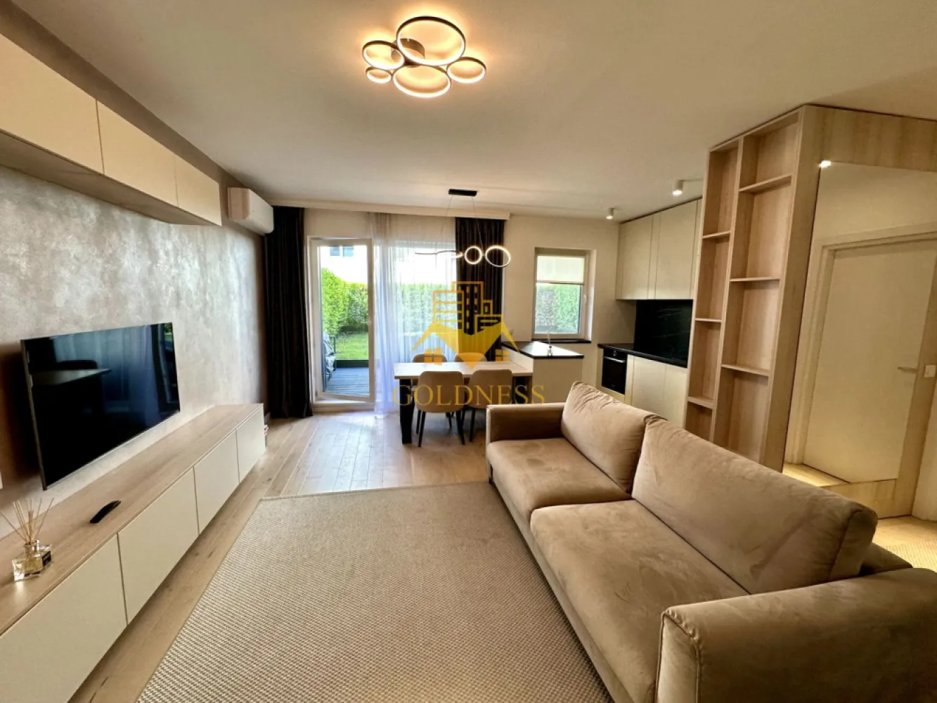 2 camere LUX, Semi Central, Gradina, Record Park, Parcare, The Office - GOLDNESS Imobiliare vă propune spre închiriere un apartament cu 2 camere complet mobilat și utilat, la Parter într-un imobil de 5 etaje, situat Semi Central în complex rezidențial Record Park. Dispune de loc de parcare subterana. Se află în apropierea stațiilor de transport în comun, magazine, restaurante, spații verzi, farmacii, etc. Apartamentul este compartimentat astfel: - dormitor cu pat matrimonial, dressing, noptiere - living cu canapea extensibilă - bucătărie complet open space utilată și mobilată, loc de servit masa - baie cu cabina de dus, calorifer port prosop și dulap pentru depozitare. - gradina privata 77 mp. Imobilul este dotat cu toate cele necesare- centrală pe imobil cu contorizare separată, frigider, aragaz, hotă, mașină de spălat haine și vase, etc. Dacă sunteți interesați de acest apartament și doriți să îl vizionați, dar și pentru alte oferte nu ezitați să ne contactați telefonic sau prin e-mail. Vă stăm la dispoziție! Pentru intermediere se percepe un comision de 50% din prețul chiriei! }}