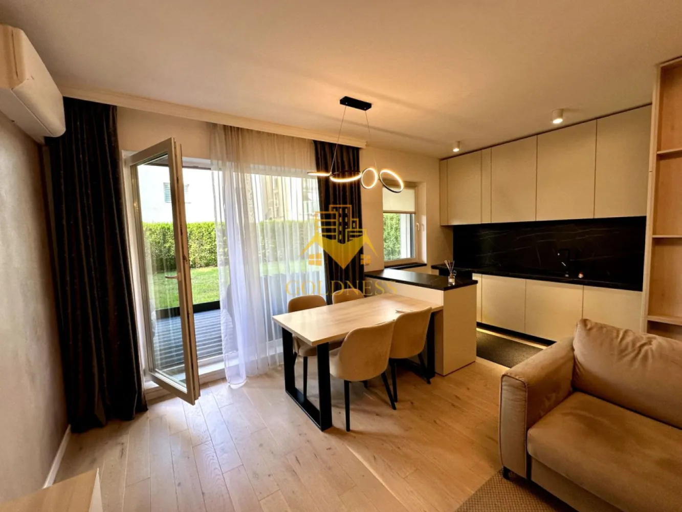 2 camere LUX, Semi Central, Gradina, Record Park, Parcare, The Office - GOLDNESS Imobiliare vă propune spre închiriere un apartament cu 2 camere complet mobilat și utilat, la Parter într-un imobil de 5 etaje, situat Semi Central în complex rezidențial Record Park. Dispune de loc de parcare subterana. Se află în apropierea stațiilor de transport în comun, magazine, restaurante, spații verzi, farmacii, etc. Apartamentul este compartimentat astfel: - dormitor cu pat matrimonial, dressing, noptiere - living cu canapea extensibilă - bucătărie complet open space utilată și mobilată, loc de servit masa - baie cu cabina de dus, calorifer port prosop și dulap pentru depozitare. - gradina privata 77 mp. Imobilul este dotat cu toate cele necesare- centrală pe imobil cu contorizare separată, frigider, aragaz, hotă, mașină de spălat haine și vase, etc. Dacă sunteți interesați de acest apartament și doriți să îl vizionați, dar și pentru alte oferte nu ezitați să ne contactați telefonic sau prin e-mail. Vă stăm la dispoziție! Pentru intermediere se percepe un comision de 50% din prețul chiriei! }}