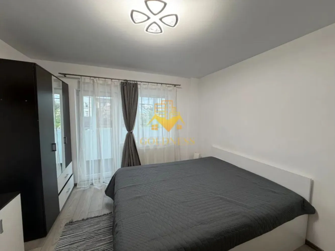 2 camere decomandate, Piata Cipariu, Zona Centrala, Avram Iancu - GOLDNESS Imobiliare vă propune spre închiriere un apartament cu 2 camere complet mobilat și utilat, la etajul 1 într-un imobil de 4 etaje, în Cartierul Gheorgheni . Se poate parca prin Zona. Se află în apropierea stațiilor de transport în comun, magazine, restaurante, spații verzi, farmacii, etc. Apartamentul este compartimentat astfel: - dormitor cu pat matrimonial, dressing, noptiere - dormitor cu pat matrimonial, dressing, noptiere, TV - bucatarie complet utilată și mobilată, loc de servit masa - baie cu cada, calorifer port prosop și dulap pentru depozitare. - 3 balcoane. Imobilul este dotat cu toate cele necesare- centrală proprie, frigider, aragaz, hotă, mașină de spălat haine, etc. Dacă sunteți interesați de acest apartament și doriți să îl vizionați, dar și pentru alte oferte nu ezitați să ne contactați telefonic sau prin e-mail. Vă stăm la dispoziție! Pentru intermediere se percepe un comision de 50% din prețul chiriei! }}
