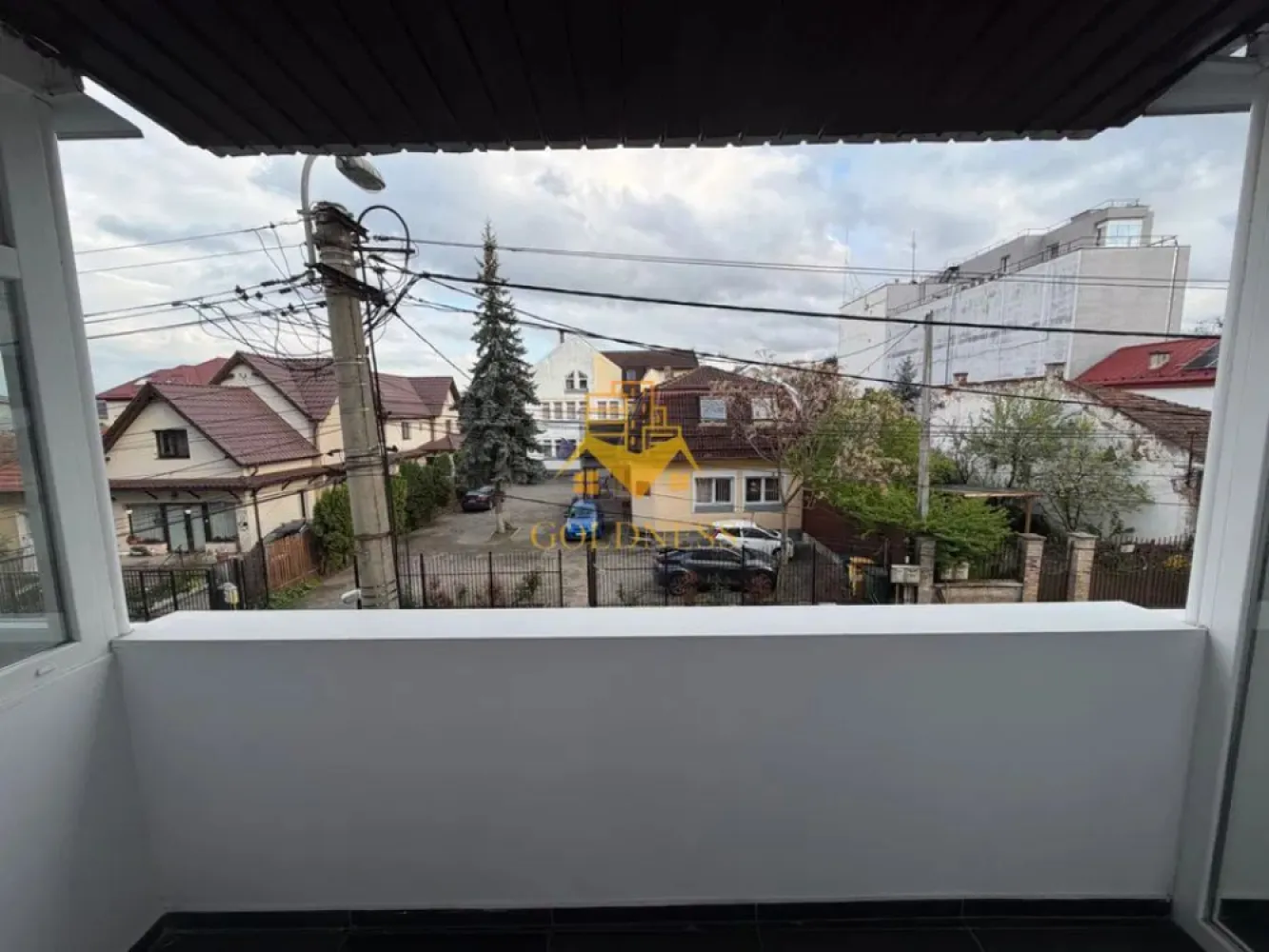 2 camere decomandate, Piata Cipariu, Zona Centrala, Avram Iancu - GOLDNESS Imobiliare vă propune spre închiriere un apartament cu 2 camere complet mobilat și utilat, la etajul 1 într-un imobil de 4 etaje, în Cartierul Gheorgheni . Se poate parca prin Zona. Se află în apropierea stațiilor de transport în comun, magazine, restaurante, spații verzi, farmacii, etc. Apartamentul este compartimentat astfel: - dormitor cu pat matrimonial, dressing, noptiere - dormitor cu pat matrimonial, dressing, noptiere, TV - bucatarie complet utilată și mobilată, loc de servit masa - baie cu cada, calorifer port prosop și dulap pentru depozitare. - 3 balcoane. Imobilul este dotat cu toate cele necesare- centrală proprie, frigider, aragaz, hotă, mașină de spălat haine, etc. Dacă sunteți interesați de acest apartament și doriți să îl vizionați, dar și pentru alte oferte nu ezitați să ne contactați telefonic sau prin e-mail. Vă stăm la dispoziție! Pentru intermediere se percepe un comision de 50% din prețul chiriei! }}