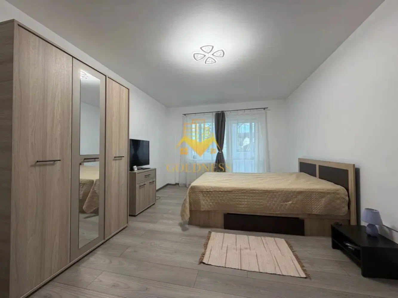2 camere decomandate, Piata Cipariu, Zona Centrala, Avram Iancu - GOLDNESS Imobiliare vă propune spre închiriere un apartament cu 2 camere complet mobilat și utilat, la etajul 1 într-un imobil de 4 etaje, în Cartierul Gheorgheni . Se poate parca prin Zona. Se află în apropierea stațiilor de transport în comun, magazine, restaurante, spații verzi, farmacii, etc. Apartamentul este compartimentat astfel: - dormitor cu pat matrimonial, dressing, noptiere - dormitor cu pat matrimonial, dressing, noptiere, TV - bucatarie complet utilată și mobilată, loc de servit masa - baie cu cada, calorifer port prosop și dulap pentru depozitare. - 3 balcoane. Imobilul este dotat cu toate cele necesare- centrală proprie, frigider, aragaz, hotă, mașină de spălat haine, etc. Dacă sunteți interesați de acest apartament și doriți să îl vizionați, dar și pentru alte oferte nu ezitați să ne contactați telefonic sau prin e-mail. Vă stăm la dispoziție! Pentru intermediere se percepe un comision de 50% din prețul chiriei! }}