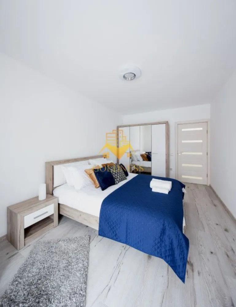2 camere, Pet Friendly, parcare, Horea, Centru, Facultatea de Business - GOLDNESS Imobiliare vă propune spre închiriere un apartament cu 2 camere complet mobilat și utilat, la etajul 1 într-un imobil de 5 etaje, în zona centrala, aproape de Facultatea de Business. Dispune de loc de parcare subterana! Apartamentul este compartimentat astfel: - dormitor cu pat matrimonial, dressing, noptiere, birou - living cu bucatarie open-space complet utilată, canapea extensibilă, loc de servit masa - baie cu cabina de dus, calorifer port prosop inox și dulap pentru depozitare. - balcon de 5 mp. Imobilul este dotat cu toate cele necesare- centrală proprie, mașină de spălat haine, masina de spalat vase, frigider, plită electrică, hotă, etc. Se află în apropierea stațiilor de transport în comun, magazine, restaurante, spații verzi, farmacii, etc. Pentru intermediere se percepe un comision de 50% din prețul chiriei! Dacă sunteți interesați de acest apartament și doriți să îl vizionați, dar și pentru alte oferte sau detalii nu ezitați să ne contactați telefonic sau prin e-mail - goldnessimobiliare@gmail.com. Vă stăm la dispoziție! }}