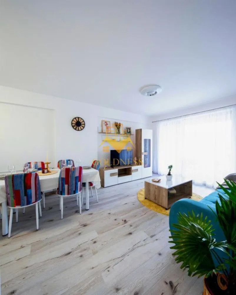 2 camere, Pet Friendly, parcare, Horea, Centru, Facultatea de Business - GOLDNESS Imobiliare vă propune spre închiriere un apartament cu 2 camere complet mobilat și utilat, la etajul 1 într-un imobil de 5 etaje, în zona centrala, aproape de Facultatea de Business. Dispune de loc de parcare subterana! Apartamentul este compartimentat astfel: - dormitor cu pat matrimonial, dressing, noptiere, birou - living cu bucatarie open-space complet utilată, canapea extensibilă, loc de servit masa - baie cu cabina de dus, calorifer port prosop inox și dulap pentru depozitare. - balcon de 5 mp. Imobilul este dotat cu toate cele necesare- centrală proprie, mașină de spălat haine, masina de spalat vase, frigider, plită electrică, hotă, etc. Se află în apropierea stațiilor de transport în comun, magazine, restaurante, spații verzi, farmacii, etc. Pentru intermediere se percepe un comision de 50% din prețul chiriei! Dacă sunteți interesați de acest apartament și doriți să îl vizionați, dar și pentru alte oferte sau detalii nu ezitați să ne contactați telefonic sau prin e-mail - goldnessimobiliare@gmail.com. Vă stăm la dispoziție! }}