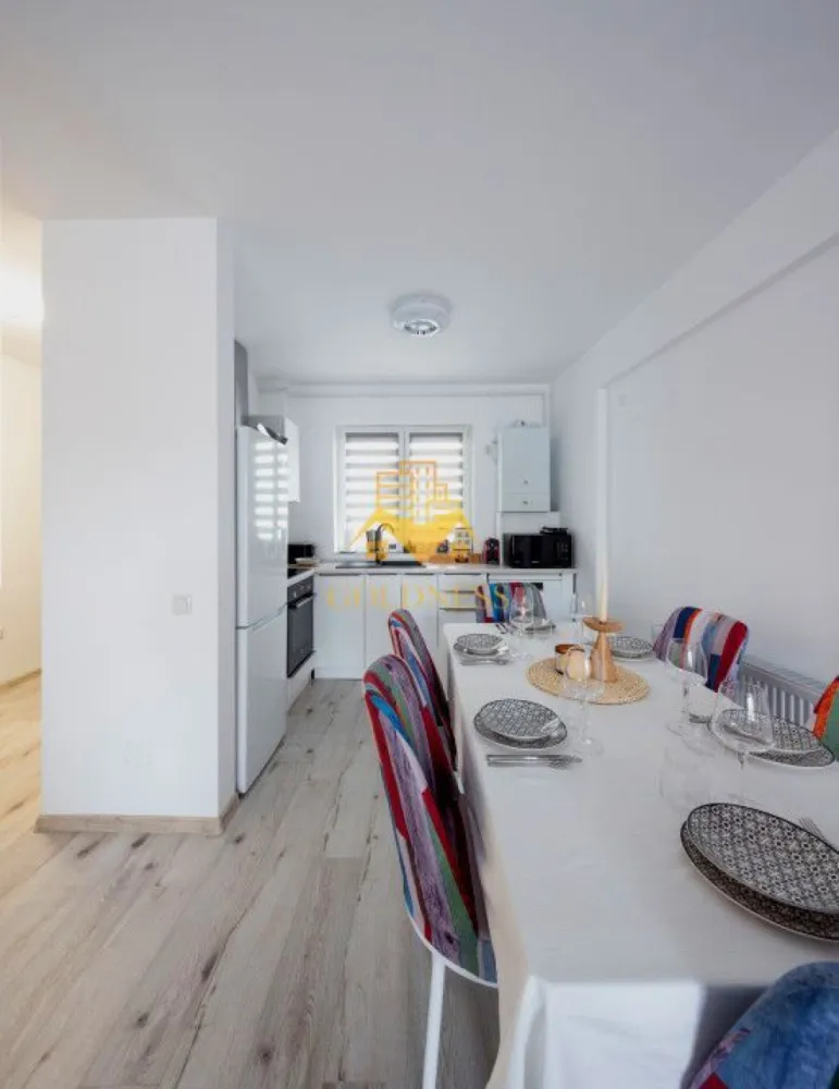 2 camere, Pet Friendly, parcare, Horea, Centru, Facultatea de Business - GOLDNESS Imobiliare vă propune spre închiriere un apartament cu 2 camere complet mobilat și utilat, la etajul 1 într-un imobil de 5 etaje, în zona centrala, aproape de Facultatea de Business. Dispune de loc de parcare subterana! Apartamentul este compartimentat astfel: - dormitor cu pat matrimonial, dressing, noptiere, birou - living cu bucatarie open-space complet utilată, canapea extensibilă, loc de servit masa - baie cu cabina de dus, calorifer port prosop inox și dulap pentru depozitare. - balcon de 5 mp. Imobilul este dotat cu toate cele necesare- centrală proprie, mașină de spălat haine, masina de spalat vase, frigider, plită electrică, hotă, etc. Se află în apropierea stațiilor de transport în comun, magazine, restaurante, spații verzi, farmacii, etc. Pentru intermediere se percepe un comision de 50% din prețul chiriei! Dacă sunteți interesați de acest apartament și doriți să îl vizionați, dar și pentru alte oferte sau detalii nu ezitați să ne contactați telefonic sau prin e-mail - goldnessimobiliare@gmail.com. Vă stăm la dispoziție! }}