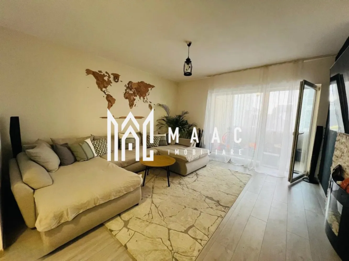 Apartament 3 camere | Terasa | 67 MPU | Parcare | Selimbar - MAAC Imobiliare vă prezintă spre vânzare un apartament cu 3 camere, situat la parterul unui imobil cu regim redus de înălțime, în Șelimbăr. Caracteristici: Apartament cu 3 camere, ideal pentru familie sau investiție. Suprafață utilă de 67 mp. Situat la parter într-un imobil cu 2 etaje. Balcon de 14 mp. Două locuri de parcare incluse. Locuința se vinde complet mobilată și utilată. Compartimentare:: Hol de acces. Living luminos. Bucătărie separată. 2 dormitoare. Baie dotată cu cadă și geam de aerisire. Balcon mare. Dotări și confort: Centrală termică proprie. Încălzire prin calorifere. Spațiu bine compartimentat și luminos. Mobilier și electrocasnice incluse, fără necesitatea unor investiții suplimentare. Avantaje locație Zonă liniștită, în plină dezvoltare. Aproape de magazine, mijloace de transport și alte facilități. Pentru mai multe detalii precizati telefonic ca ati vazut anuntul cu ID: CP2984628 }}