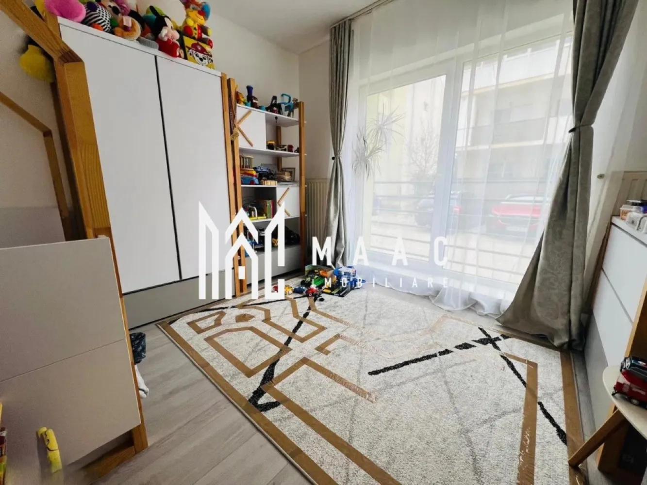 Apartament 3 camere | Terasa | 67 MPU | Parcare | Selimbar - MAAC Imobiliare vă prezintă spre vânzare un apartament cu 3 camere, situat la parterul unui imobil cu regim redus de înălțime, în Șelimbăr. Caracteristici: Apartament cu 3 camere, ideal pentru familie sau investiție. Suprafață utilă de 67 mp. Situat la parter într-un imobil cu 2 etaje. Balcon de 14 mp. Două locuri de parcare incluse. Locuința se vinde complet mobilată și utilată. Compartimentare:: Hol de acces. Living luminos. Bucătărie separată. 2 dormitoare. Baie dotată cu cadă și geam de aerisire. Balcon mare. Dotări și confort: Centrală termică proprie. Încălzire prin calorifere. Spațiu bine compartimentat și luminos. Mobilier și electrocasnice incluse, fără necesitatea unor investiții suplimentare. Avantaje locație Zonă liniștită, în plină dezvoltare. Aproape de magazine, mijloace de transport și alte facilități. Pentru mai multe detalii precizati telefonic ca ati vazut anuntul cu ID: CP2984628 }}