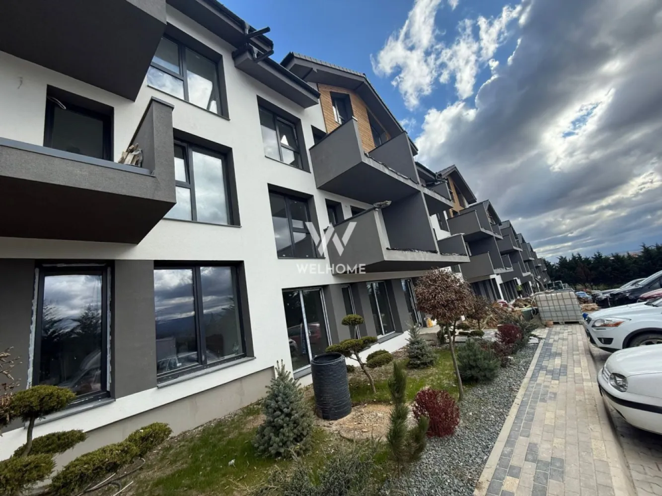 Apartament 3 camere cu gradina – Sibiu, Cristian - Apartament 3 camere cu grădină proprie – Cristian (lângă Sibiu) COMISION 0% pentru cumpărător! OFERTĂ LIMITATĂ – DOAR ÎN LUNA APRILIE: la achiziționarea unui apartament primești 2 locuri de parcare – unul inclus în preț și al doilea BONUS! ⸻ Dacă îți dorești să trăiești în mijlocul naturii, într-un loc unde liniștea face parte din rutina ta zilnică, acesta este apartamentul potrivit pentru tine. Te bucuri de aer curat, spațiu verde și un ambient relaxant, fără să renunți la confortul modern. Descoperă un apartament modern, perfect pentru un stil de viață echilibrat, situat într-un complex rezidențial nou din Cristian, la doar câteva minute de Sibiu. Ideal pentru familii, cupluri sau investiție! Detalii principale: * Suprafață utilă: 61 mp * Compartimentare decomandată * 3 camere | 2 băi complet utilate * Încălzire prin pompă de căldură – eficiență și costuri reduse * Grădină privată de 50 mp – spațiu ideal pentru relaxare Compartimentare: * Living + bucătărie open-space (24 mp) – spațiu luminos și aerisit * Dormitor matrimonial (13,6 mp) * Dormitor secundar (12 mp) * 2 băi moderne (una cu geam) * Hol cu spații de depozitare Prețuri: * 100.000 € + TVA – semifinisat * 110.000 € + TVA – la cheie Locuința perfectă pentru cei care vor confort, liniște și un spațiu exterior propriu! 📞 Programează o vizionare: 0743 292 794 – Cosmin }}