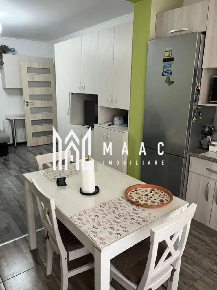 Apartament 3 camere | Etaj 2 | Balcon | Arhitectilor - MAAC Imobiliare vă prezintă spre vânzare un apartament cu 3 camere, situat la etajul 2 din 3 în zona Cartierul Arhitecților. Caracteristici: Apartament decomandat. Suprafață utilă de 56 mp. Situat la etajul 2. Imobil construit în anul 2016. Loc de parcare privat inclus în preț. Compartimentare: Hol de acces. Living cu bucătărie open space. 2 dormitoare. 2 băi, dintre care una dotată cu cadă și geam de aerisire. Balcon de 3,85 mp. Dotări și finisaje: Centrală termică proprie. Încălzire prin calorifere. Spații bine organizate și luminoase. Avantaje locație În apropiere se află magazine, spații de joacă și stații de autobuz. Pentru mai multe detalii precizati telefonic ca ati vazut anuntul cu ID: CP2982192