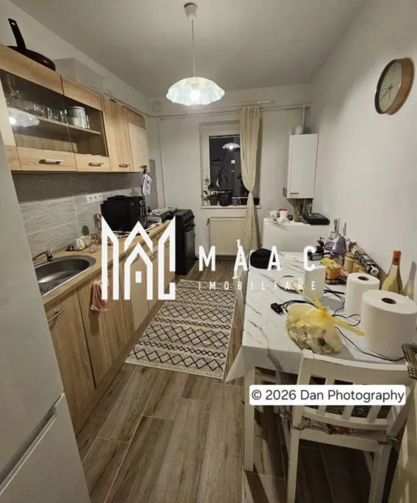 Apartament 3 camere | Balcon | Pivnita | Zona Rahovei - MAAC Imobiliare vă propune spre vânzare un apartament cu 3 camere, situat în zona Rahovei la etajul 4 din 5 (ultimul fiind mansarda).

Caracteristici:
Suprafață utilă: 55 mp
Compartimentare: living, 2 dormitoare, bucătărie separată, hol, baie dotata cu cada.
2 balcoane 
Pivniță generoasă la subsol.

Dotări și beneficii:
Geamuri termopan
Centrală termică proprie cu calorifere
Apartamentul se vinde complet mobilat și utilat, pregătit pentru mutare fără investiții suplimentare.

Localizare și facilități:
Zona oferă acces rapid la parcare supraetajată, școli, grădinițe, farmacii, mijloace de transport în comun, supermarketuri, bănci și centre comerciale

Pentru mai multe detalii precizati telefonic ca ati vazut anuntul cu ID: CP2971939