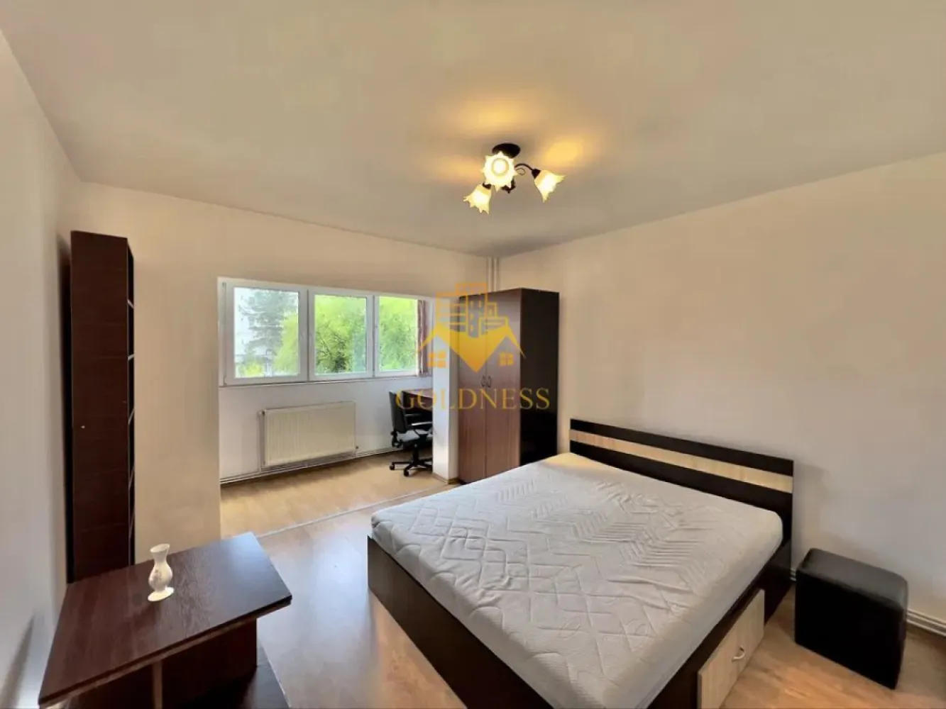 2 camere, balcon, Observatorului, Sigma Lidl, UTCN - GOLDNESS Imobiliare vă propune spre închiriere un apartament cu 2 camere complet mobilat și utilat, la etajul 2 într-un imobil de 4 etaje, în Cartierul Zorilor . Se poate parca prin Zona. Se află în apropierea stațiilor de transport în comun, magazine, restaurante, spații verzi, farmacii, etc. Apartamentul este compartimentat astfel: - dormitor cu pat matrimonial, dressing, noptiere - living cu canapea extensibila, dulap, TV - bucatarie complet utilată și mobilată, loc de servit masa - baie cu cada, calorifer port prosop și dulap pentru depozitare. - 2 balcoane de 12 mp. Imobilul este dotat cu toate cele necesare- centrală proprie, frigider, aragaz, hotă, mașină de spălat haine, etc. Dacă sunteți interesați de acest apartament și doriți să îl vizionați, dar și pentru alte oferte nu ezitați să ne contactați telefonic sau prin e-mail. Vă stăm la dispoziție! Pentru intermediere se percepe un comision de 50% din prețul chiriei! }}