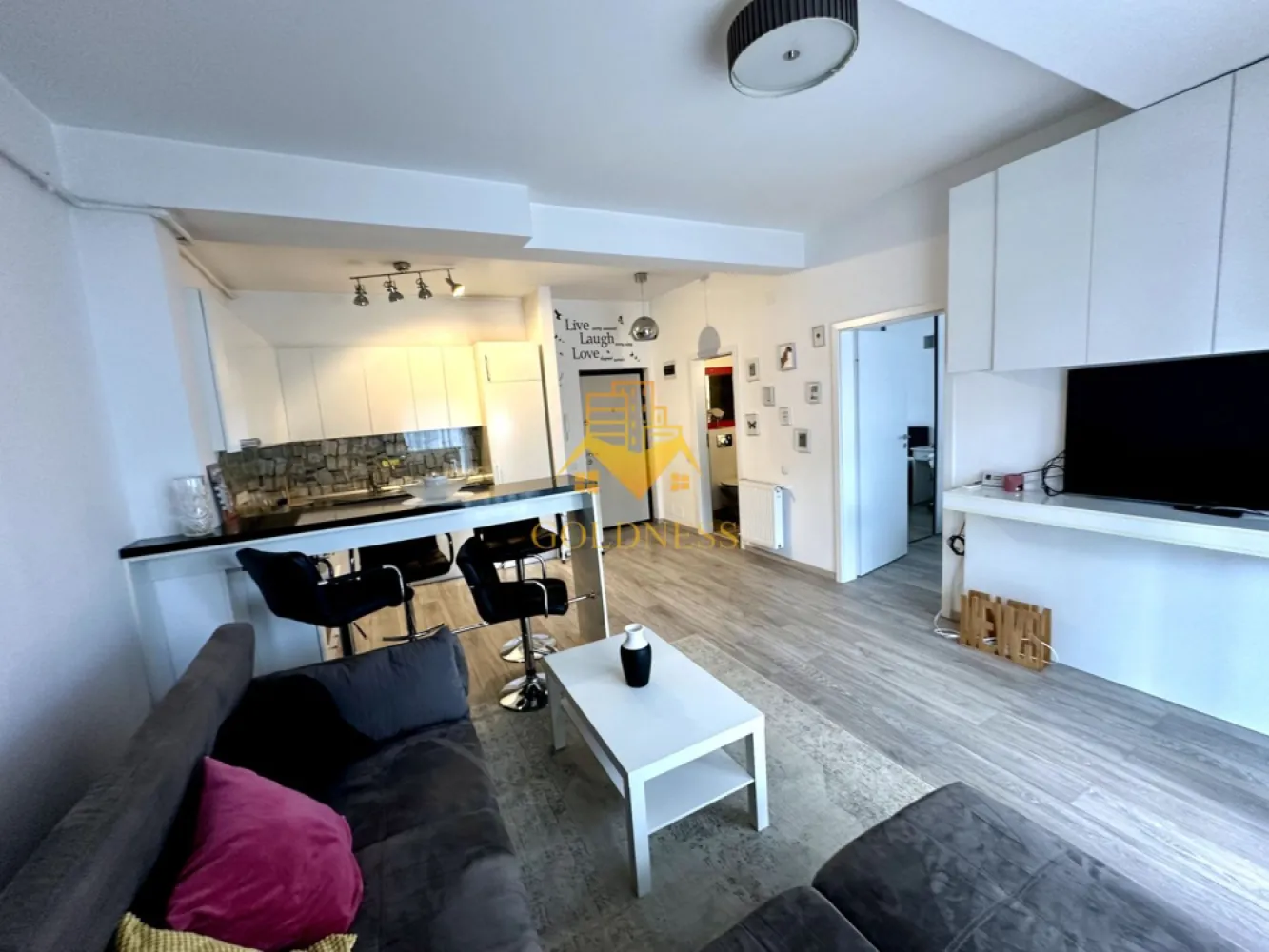 2 camere open space, Bloc nou, Cartierul Europa, Eugen Ionesco, Profi - GOLDNESS Imobiliare vă propune spre închiriere un apartament cu 2 camere complet mobilat și utilat, la etajul 4 într-un imobil de 5 etaje, în Cartierul Europa. Posibilitate de parcare la liber în zona. Se află în apropierea stațiilor de transport în comun, magazine, restaurante, spații verzi, farmacii, etc. Apartamentul este compartimentat astfel: - dormitor cu pat matrimonial, dressing, noptiere - living cu canapea extensibilă - bucătărie open space complet utilată și mobilată, loc de servit masa - baie cu dus walkin, calorifer port prosop și dulap pentru depozitare. - balcon de 5 mp. Imobilul este dotat cu toate cele necesare- centrală proprie, frigider, aragaz, hotă, mașină de spălat haine, etc. Dacă sunteți interesați de acest apartament și doriți să îl vizionați, dar și pentru alte oferte nu ezitați să ne contactați telefonic sau prin e-mail. Vă stăm la dispoziție! Pentru intermediere se percepe un comision de 50% din prețul chiriei! }}