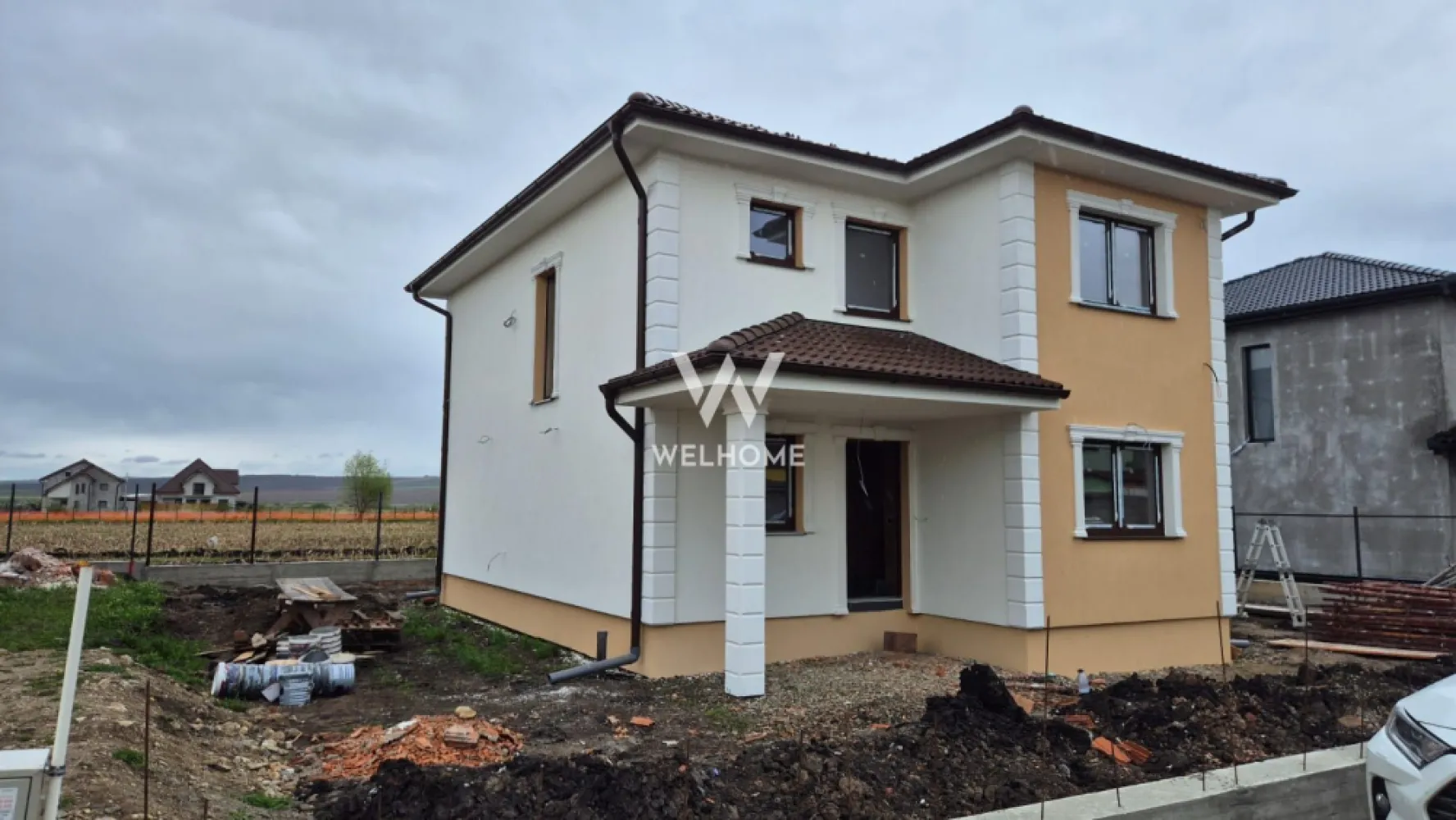 Casa individuala noua in Sura Mica - Sibiu - Casa individuala construita pe un teren de 340 de mp cu o suprafata utila de 118 mp compartimentata astfel: La parter ne intampina un hol generos, baie, o camera de aproximativ 11 mp care poate fi folosita ca si birou sau dormitor, bucataria cu posibilitatea de a se inchide sau a se pastra deschisa pentru a creea mai mult spatiu si camara sau camera tehnica. Tot in partea de jos avem livingul de 24 mp cu zona de dining si iesire in curtea libera de aprozimativ 265 mp compartimentata atat in fata cat si spate si in lateralele casei. La etaj avem cele 3 dormitoare dintre care unul cu baie proprie si o baia mare . Interiorul se preda la ALB , sape turnate , instalatia pentru incalzirea in pardoseala parter si calorifere la etaj (contracost se poate opta pentru incalzire in pardoseala si la etaj), Termopane Salamander cu 3 foi de sticla Pod izolat. Exteriorul la cheie, cu izolatie din polistiren de 10 CM, acoperisul cu tigla bramac. , casa se preda fara gard si pavaj. Pozitionarea sa centrala in Sura Mica intr-o zona rezidentiala linistita de case, face aceasta casa perfecta pentru o familie numeroasa . Pretul pentru stadiul de ALB interior si Cheie exterior este de 190000 EURO Termen de predare: 06.2026. Casa se poate preda la Rosu interior-exterior, cu geamuri montate si instalatie electrica la pretul de 120000 euro. * pozele sunt cu titlu de prezentare Pret: 190.000 Euro Detalii : 0753277310 }}