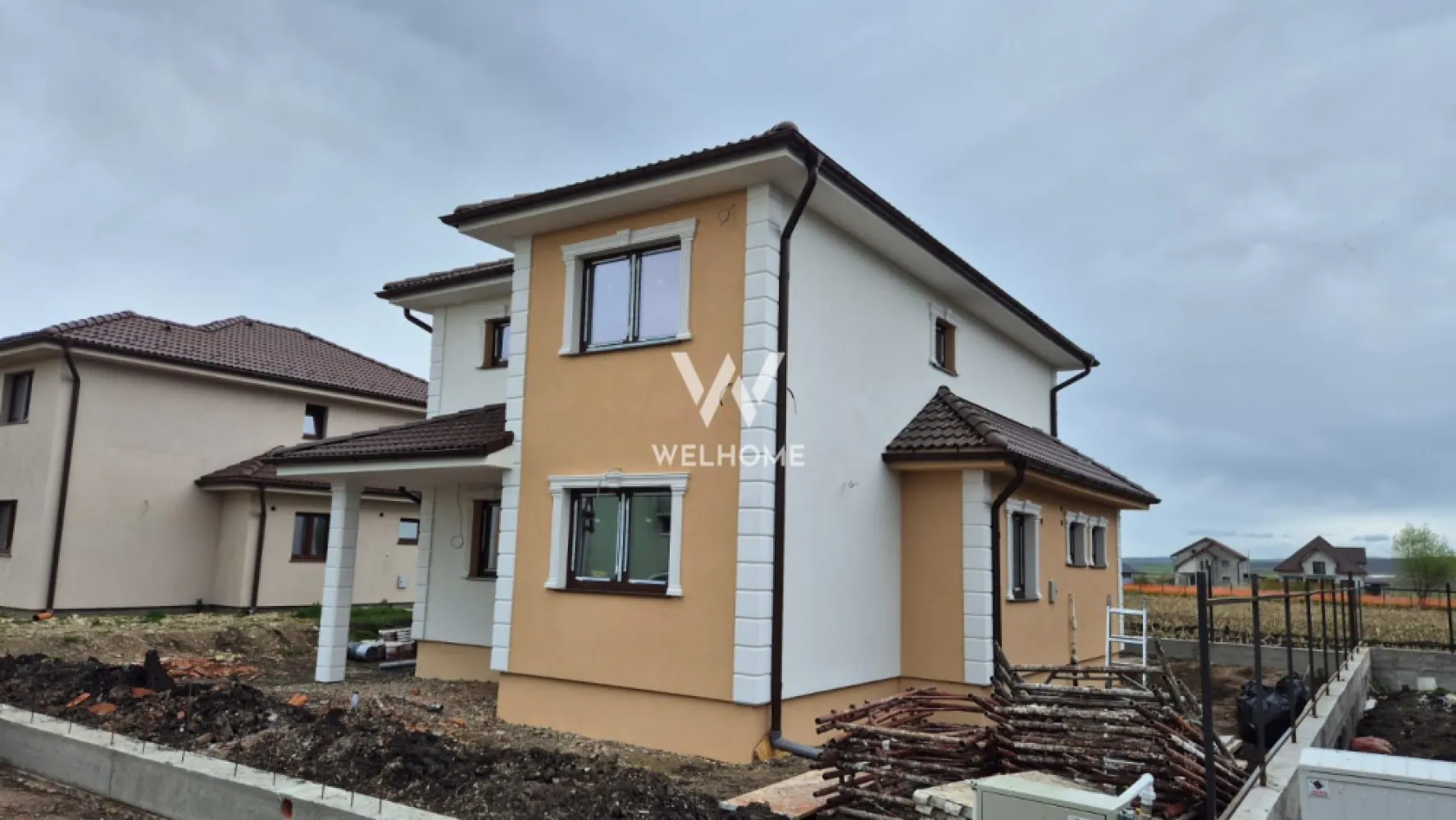 Casa individuala noua in Sura Mica - Sibiu - Casa individuala construita pe un teren de 340 de mp cu o suprafata utila de 118 mp compartimentata astfel: La parter ne intampina un hol generos, baie, o camera de aproximativ 11 mp care poate fi folosita ca si birou sau dormitor, bucataria cu posibilitatea de a se inchide sau a se pastra deschisa pentru a creea mai mult spatiu si camara sau camera tehnica. Tot in partea de jos avem livingul de 24 mp cu zona de dining si iesire in curtea libera de aprozimativ 265 mp compartimentata atat in fata cat si spate si in lateralele casei. La etaj avem cele 3 dormitoare dintre care unul cu baie proprie si o baia mare . Interiorul se preda la ALB , sape turnate , instalatia pentru incalzirea in pardoseala parter si calorifere la etaj (contracost se poate opta pentru incalzire in pardoseala si la etaj), Termopane Salamander cu 3 foi de sticla Pod izolat. Exteriorul la cheie, cu izolatie din polistiren de 10 CM, acoperisul cu tigla bramac. , casa se preda fara gard si pavaj. Pozitionarea sa centrala in Sura Mica intr-o zona rezidentiala linistita de case, face aceasta casa perfecta pentru o familie numeroasa . Pretul pentru stadiul de ALB interior si Cheie exterior este de 190000 EURO Termen de predare: 06.2026. Casa se poate preda la Rosu interior-exterior, cu geamuri montate si instalatie electrica la pretul de 120000 euro. * pozele sunt cu titlu de prezentare Pret: 190.000 Euro Detalii : 0753277310 }}