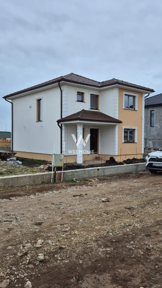 Casa individuala noua in Sura Mica - Sibiu - Casa individuala construita pe un teren de 340 de mp cu o suprafata utila de 118 mp compartimentata astfel: La parter ne intampina un hol generos, baie, o camera de aproximativ 11 mp care poate fi folosita ca si birou sau dormitor, bucataria cu posibilitatea de a se inchide sau a se pastra deschisa pentru a creea mai mult spatiu si camara sau camera tehnica. Tot in partea de jos avem livingul de 24 mp cu zona de dining si iesire in curtea libera de aprozimativ 265 mp compartimentata atat in fata cat si spate si in lateralele casei. La etaj avem cele 3 dormitoare dintre care unul cu baie proprie si o baia mare . Interiorul se preda la ALB , sape turnate , instalatia pentru incalzirea in pardoseala parter si calorifere la etaj (contracost se poate opta pentru incalzire in pardoseala si la etaj), Termopane Salamander cu 3 foi de sticla Pod izolat. Exteriorul la cheie, cu izolatie din polistiren de 10 CM, acoperisul cu tigla bramac. , casa se preda fara gard si pavaj. Pozitionarea sa centrala in Sura Mica intr-o zona rezidentiala linistita de case, face aceasta casa perfecta pentru o familie numeroasa . Pretul pentru stadiul de ALB interior si Cheie exterior este de 190000 EURO Termen de predare: 06.2026. Casa se poate preda la Rosu interior-exterior, cu geamuri montate si instalatie electrica la pretul de 120000 euro. * pozele sunt cu titlu de prezentare Pret: 190.000 Euro Detalii : 0753277310 }}