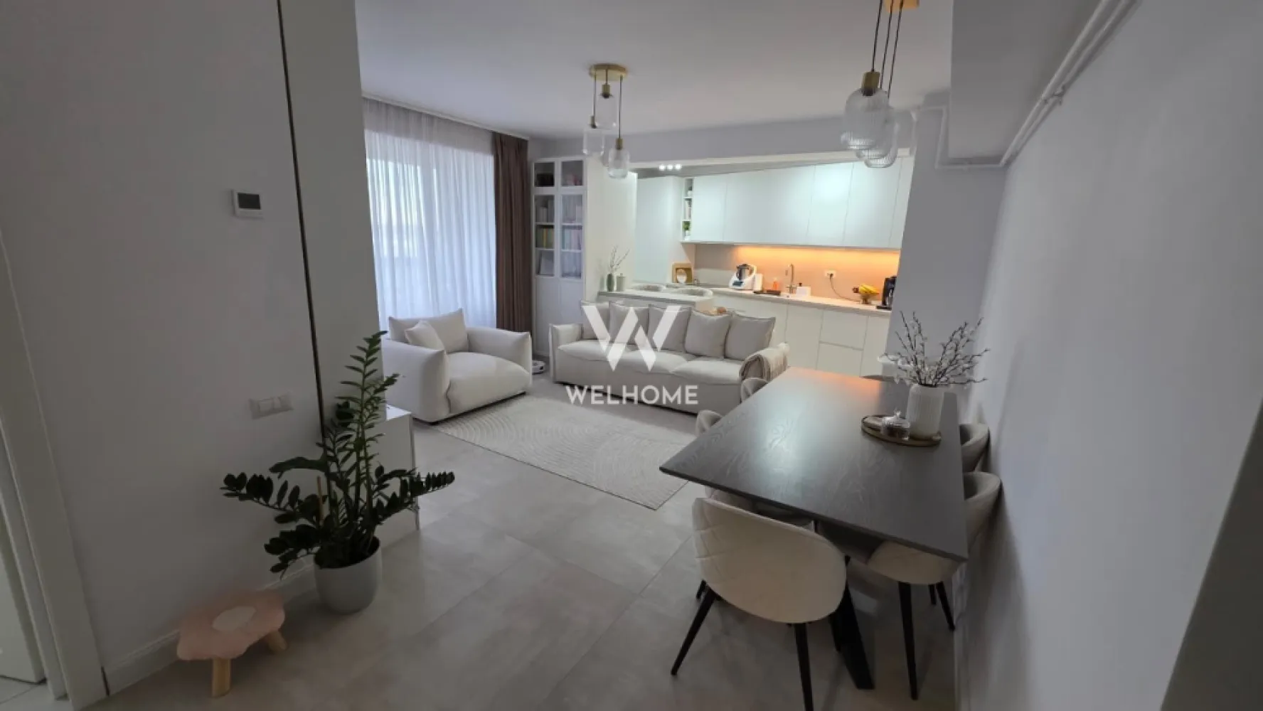 Apartament 3 camere PREMIUM în Evolution - Descoperă confortul unui stil de viață modern într-un apartament deosebit, situat în complexul Evolution — o locuință ideală pentru cei care își doresc eleganță, spațiu și funcționalitate. Apartamentul dispune de 3 camere, fiind inteligent compartimentat: un living generos cu bucatarie open space, 2 dormitoare luminoase, 2 băi (una dotată cu cadă, cealaltă cu duș) și o debara practică pentru depozitare. Suprafața utilă de 76,16 mp este completată de doua terase impresionante de 23,6 mp — locul perfect pentru relaxare, indiferent de sezon, o terasa fiind închisă cu sticlă pentru un plus de confort. Locuința este complet mobilată și utilată, amenajată cu bun gust și atenție la detalii, fiind pregătită pentru mutare imediată — fără investiții suplimentare. Situat la etajul 3, apartamentul oferă un echilibru ideal între intimitate și accesibilitate, iar locul de parcare inclus adaugă un plus esențial de confort. Un spațiu care îmbină perfect funcționalitatea cu estetica, potrivit atât pentru locuit, cât și pentru investiție. Pret: 185 000 EURO negociabil Telefon: 0756 094 405 }}