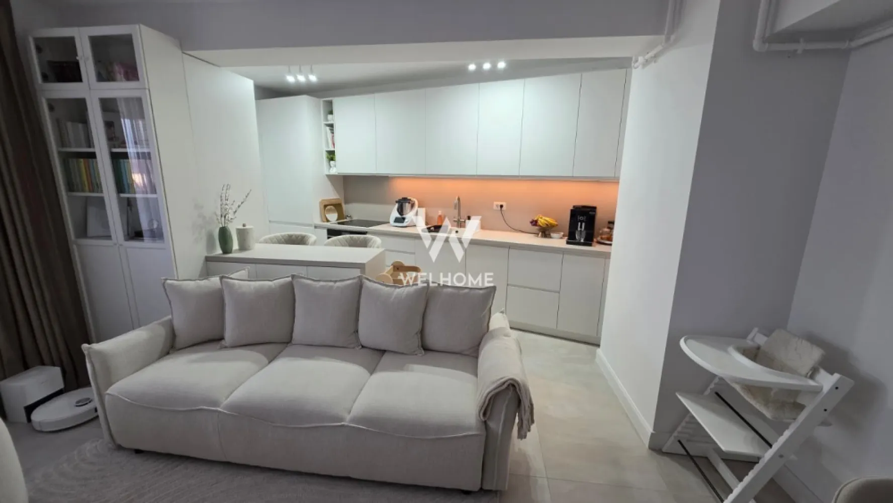 Apartament 3 camere PREMIUM în Evolution - Descoperă confortul unui stil de viață modern într-un apartament deosebit, situat în complexul Evolution — o locuință ideală pentru cei care își doresc eleganță, spațiu și funcționalitate. Apartamentul dispune de 3 camere, fiind inteligent compartimentat: un living generos cu bucatarie open space, 2 dormitoare luminoase, 2 băi (una dotată cu cadă, cealaltă cu duș) și o debara practică pentru depozitare. Suprafața utilă de 76,16 mp este completată de doua terase impresionante de 23,6 mp — locul perfect pentru relaxare, indiferent de sezon, o terasa fiind închisă cu sticlă pentru un plus de confort. Locuința este complet mobilată și utilată, amenajată cu bun gust și atenție la detalii, fiind pregătită pentru mutare imediată — fără investiții suplimentare. Situat la etajul 3, apartamentul oferă un echilibru ideal între intimitate și accesibilitate, iar locul de parcare inclus adaugă un plus esențial de confort. Un spațiu care îmbină perfect funcționalitatea cu estetica, potrivit atât pentru locuit, cât și pentru investiție. Pret: 185 000 EURO negociabil Telefon: 0756 094 405 }}