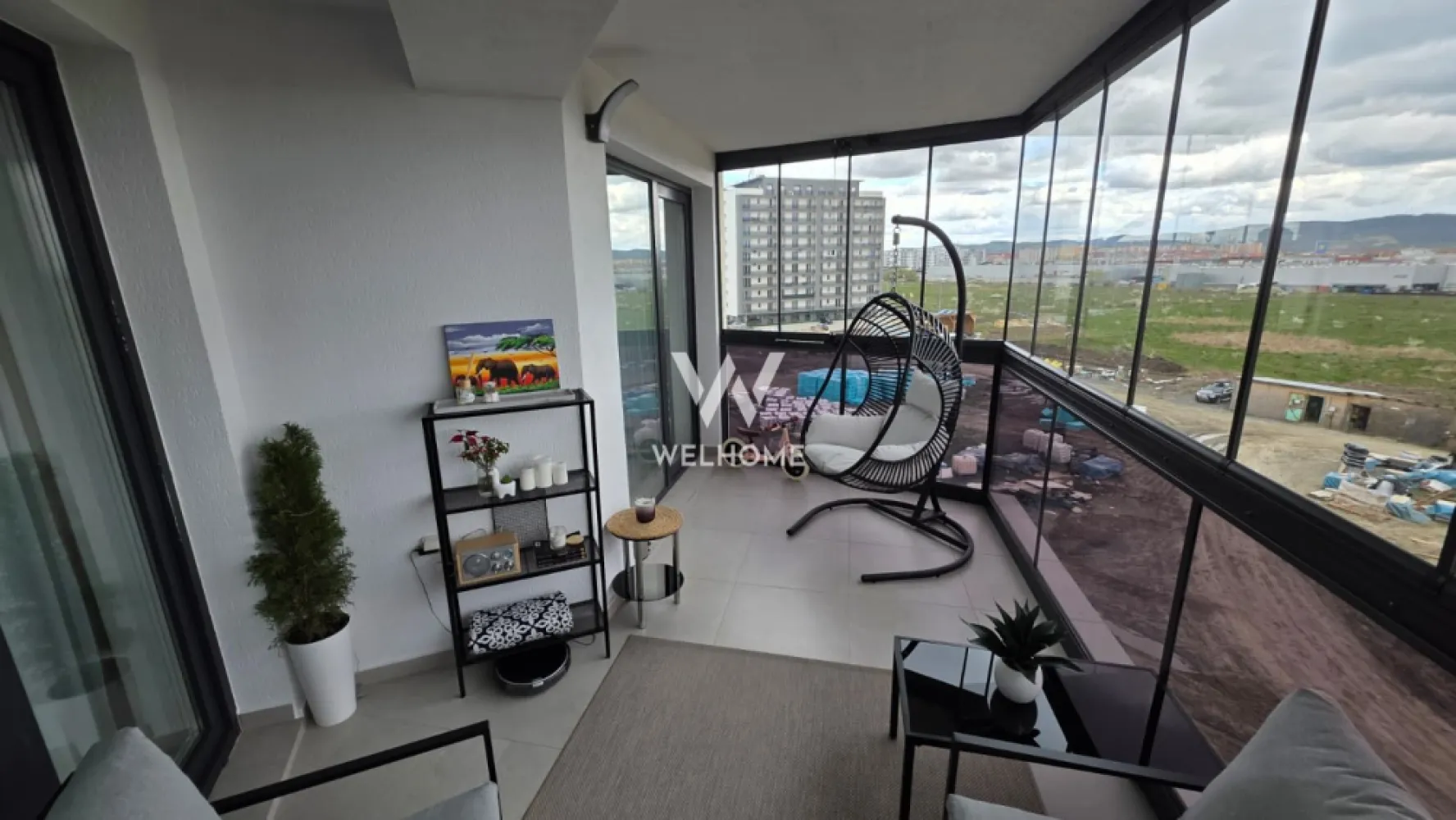 Apartament 3 camere PREMIUM în Evolution - Descoperă confortul unui stil de viață modern într-un apartament deosebit, situat în complexul Evolution — o locuință ideală pentru cei care își doresc eleganță, spațiu și funcționalitate. Apartamentul dispune de 3 camere, fiind inteligent compartimentat: un living generos cu bucatarie open space, 2 dormitoare luminoase, 2 băi (una dotată cu cadă, cealaltă cu duș) și o debara practică pentru depozitare. Suprafața utilă de 76,16 mp este completată de doua terase impresionante de 23,6 mp — locul perfect pentru relaxare, indiferent de sezon, o terasa fiind închisă cu sticlă pentru un plus de confort. Locuința este complet mobilată și utilată, amenajată cu bun gust și atenție la detalii, fiind pregătită pentru mutare imediată — fără investiții suplimentare. Situat la etajul 3, apartamentul oferă un echilibru ideal între intimitate și accesibilitate, iar locul de parcare inclus adaugă un plus esențial de confort. Un spațiu care îmbină perfect funcționalitatea cu estetica, potrivit atât pentru locuit, cât și pentru investiție. Pret: 185 000 EURO negociabil Telefon: 0756 094 405 }}