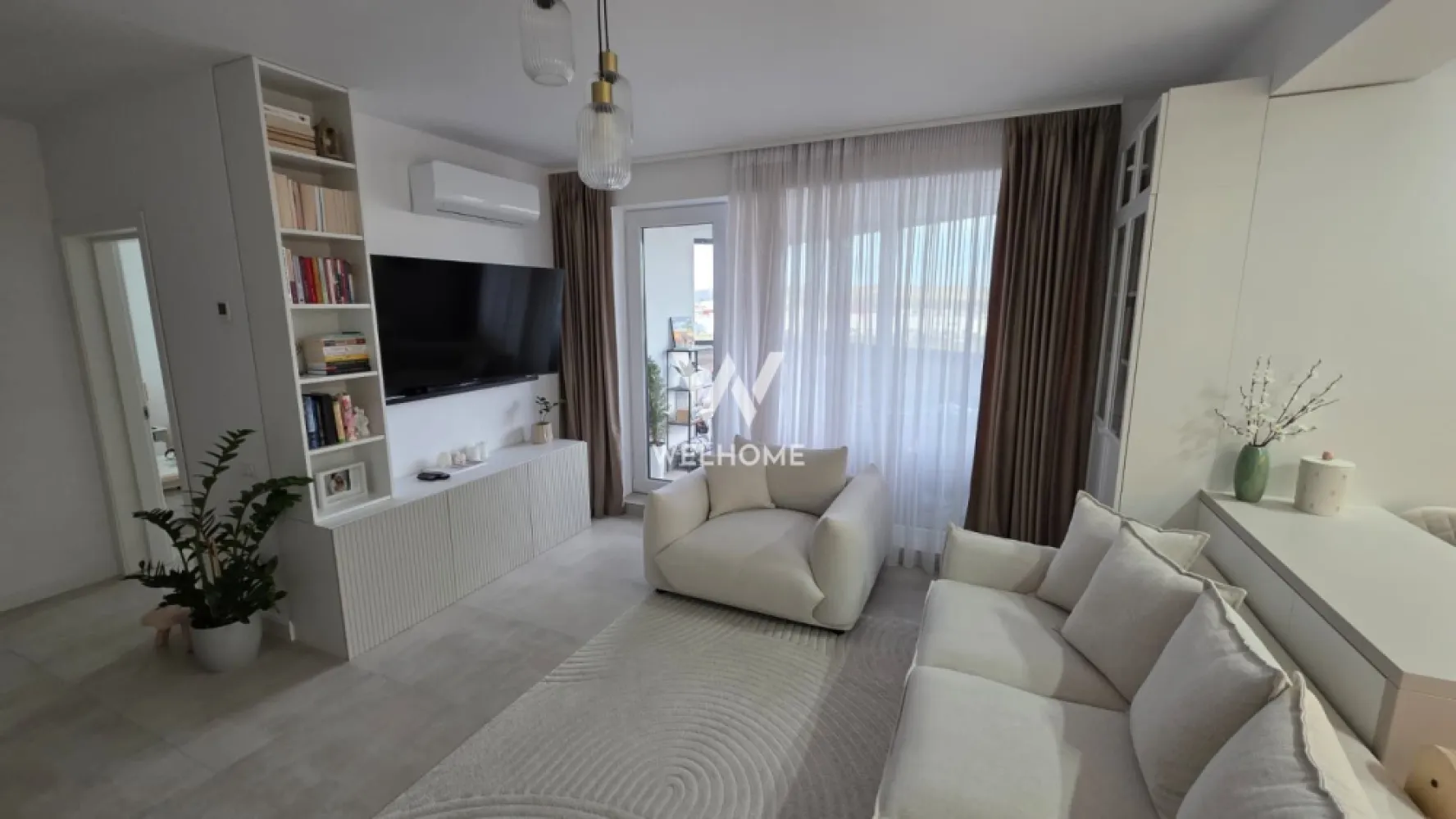 Apartament 3 camere PREMIUM în Evolution - Descoperă confortul unui stil de viață modern într-un apartament deosebit, situat în complexul Evolution — o locuință ideală pentru cei care își doresc eleganță, spațiu și funcționalitate. Apartamentul dispune de 3 camere, fiind inteligent compartimentat: un living generos cu bucatarie open space, 2 dormitoare luminoase, 2 băi (una dotată cu cadă, cealaltă cu duș) și o debara practică pentru depozitare. Suprafața utilă de 76,16 mp este completată de doua terase impresionante de 23,6 mp — locul perfect pentru relaxare, indiferent de sezon, o terasa fiind închisă cu sticlă pentru un plus de confort. Locuința este complet mobilată și utilată, amenajată cu bun gust și atenție la detalii, fiind pregătită pentru mutare imediată — fără investiții suplimentare. Situat la etajul 3, apartamentul oferă un echilibru ideal între intimitate și accesibilitate, iar locul de parcare inclus adaugă un plus esențial de confort. Un spațiu care îmbină perfect funcționalitatea cu estetica, potrivit atât pentru locuit, cât și pentru investiție. Pret: 185 000 EURO negociabil Telefon: 0756 094 405 }}