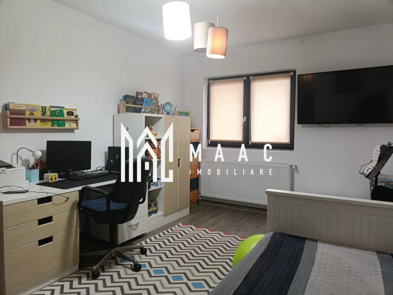 Apartament 3 camere | Gradina 44 MP | Parcare | Arhitectilor - MAAC Imobiliare vă prezintă un apartament cu 3 camere și grădină proprie, situat în Cartierul Arhitecților. Caracteristici: Apartament cu 3 camere, decomandat. Situat la parterul unei vile de 3 etaje și un total de 6 apartamente. Construcție din cărămidă, realizată în anul 2018. Clasă energetică A. Suprafață utilă de 74,52 mp. Renovat complet în anul 2025. Compartimentare: Două holuri, care asigură o separare eficientă a spațiilor. Living cu bucătărie open space, cu acces direct către grădină. Două dormitoare. Două băi, ideal pentru confortul unei familii. Dotări și confort: Apartamentul se vinde complet mobilat și utilat. Centrală termică proprie cu calorifere. Instalație completă pentru șemineu, cu sistem Schiedel. Avantaje și facilități: Loc de parcare privat inclus. Acces rapid către oraș și către mijloacele de transport în comun. Apropiere de magazine și centre comerciale precum Lidl și Kaufland. Pentru mai multe detalii precizati telefonic ca ati vazut anuntul cu ID: CP2911364 }}