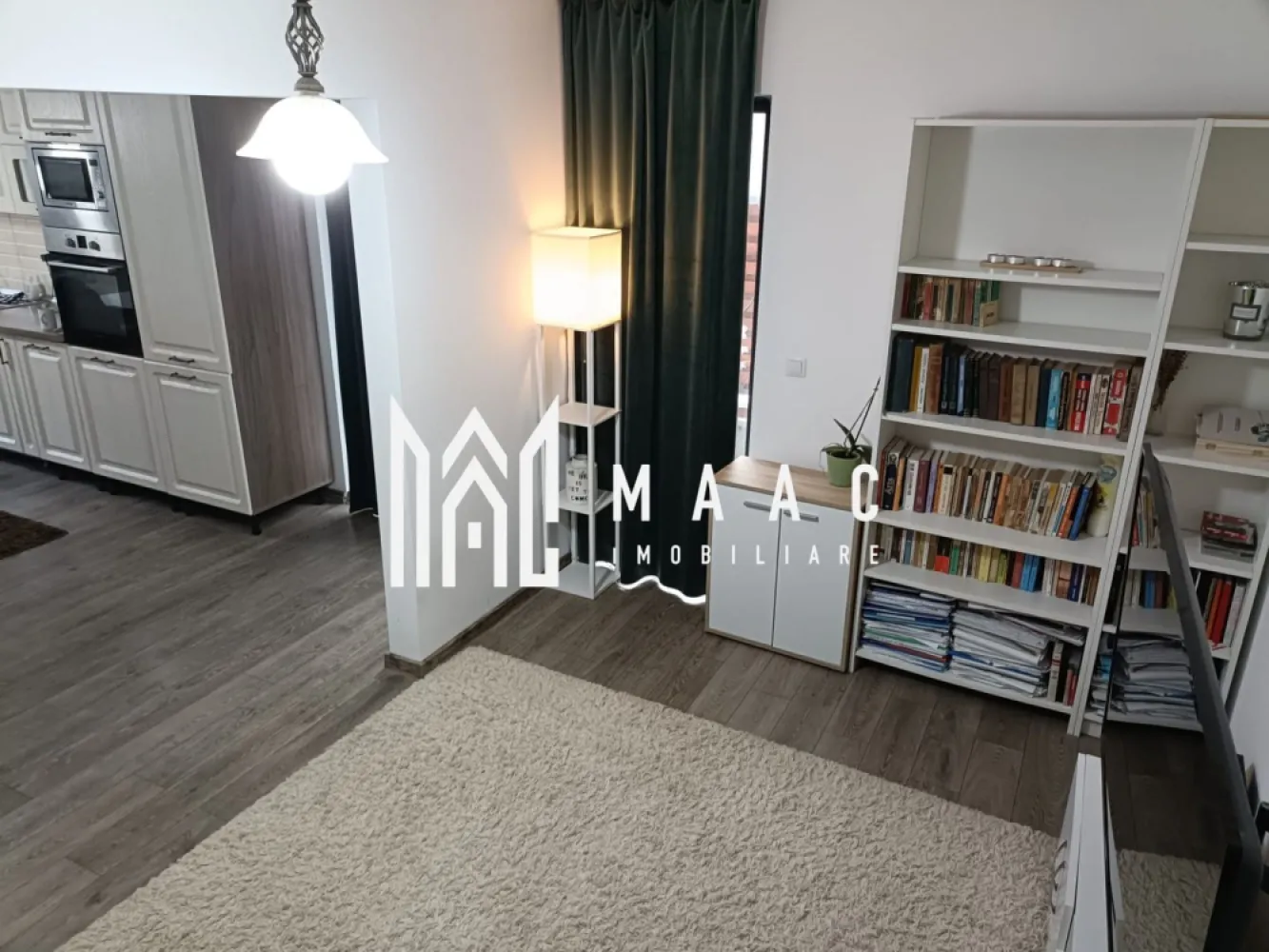 Apartament 3 camere | Gradina 44 MP | Parcare | Arhitectilor - MAAC Imobiliare vă prezintă un apartament cu 3 camere și grădină proprie, situat în Cartierul Arhitecților. Caracteristici: Apartament cu 3 camere, decomandat. Situat la parterul unei vile de 3 etaje și un total de 6 apartamente. Construcție din cărămidă, realizată în anul 2018. Clasă energetică A. Suprafață utilă de 74,52 mp. Renovat complet în anul 2025. Compartimentare: Două holuri, care asigură o separare eficientă a spațiilor. Living cu bucătărie open space, cu acces direct către grădină. Două dormitoare. Două băi, ideal pentru confortul unei familii. Dotări și confort: Apartamentul se vinde complet mobilat și utilat. Centrală termică proprie cu calorifere. Instalație completă pentru șemineu, cu sistem Schiedel. Avantaje și facilități: Loc de parcare privat inclus. Acces rapid către oraș și către mijloacele de transport în comun. Apropiere de magazine și centre comerciale precum Lidl și Kaufland. Pentru mai multe detalii precizati telefonic ca ati vazut anuntul cu ID: CP2911364 }}