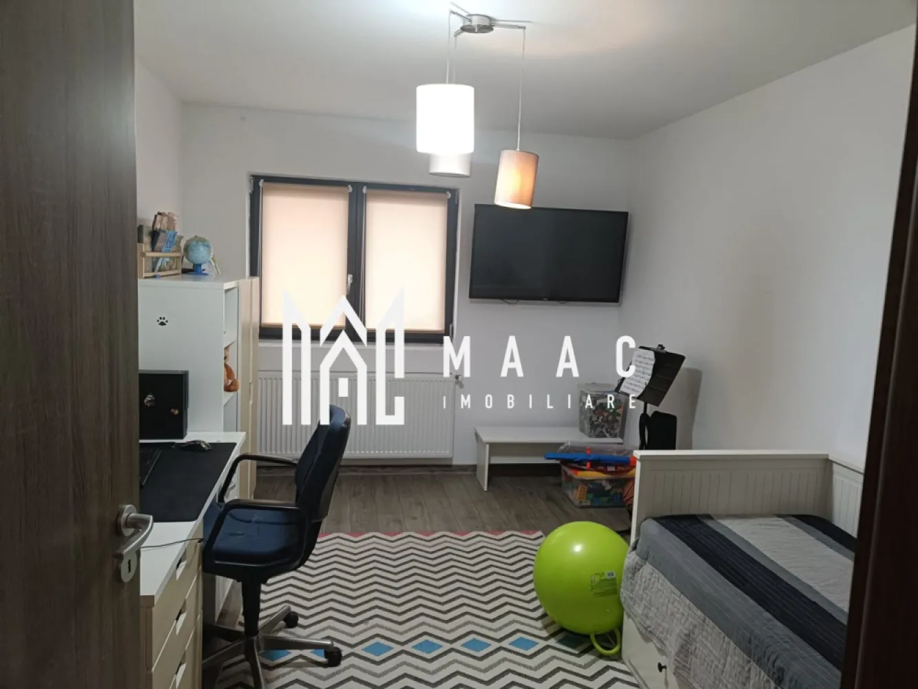 Apartament 3 camere | Gradina 44 MP | Parcare | Arhitectilor - MAAC Imobiliare vă prezintă un apartament cu 3 camere și grădină proprie, situat în Cartierul Arhitecților. Caracteristici: Apartament cu 3 camere, decomandat. Situat la parterul unei vile de 3 etaje și un total de 6 apartamente. Construcție din cărămidă, realizată în anul 2018. Clasă energetică A. Suprafață utilă de 74,52 mp. Renovat complet în anul 2025. Compartimentare: Două holuri, care asigură o separare eficientă a spațiilor. Living cu bucătărie open space, cu acces direct către grădină. Două dormitoare. Două băi, ideal pentru confortul unei familii. Dotări și confort: Apartamentul se vinde complet mobilat și utilat. Centrală termică proprie cu calorifere. Instalație completă pentru șemineu, cu sistem Schiedel. Avantaje și facilități: Loc de parcare privat inclus. Acces rapid către oraș și către mijloacele de transport în comun. Apropiere de magazine și centre comerciale precum Lidl și Kaufland. Pentru mai multe detalii precizati telefonic ca ati vazut anuntul cu ID: CP2911364 }}