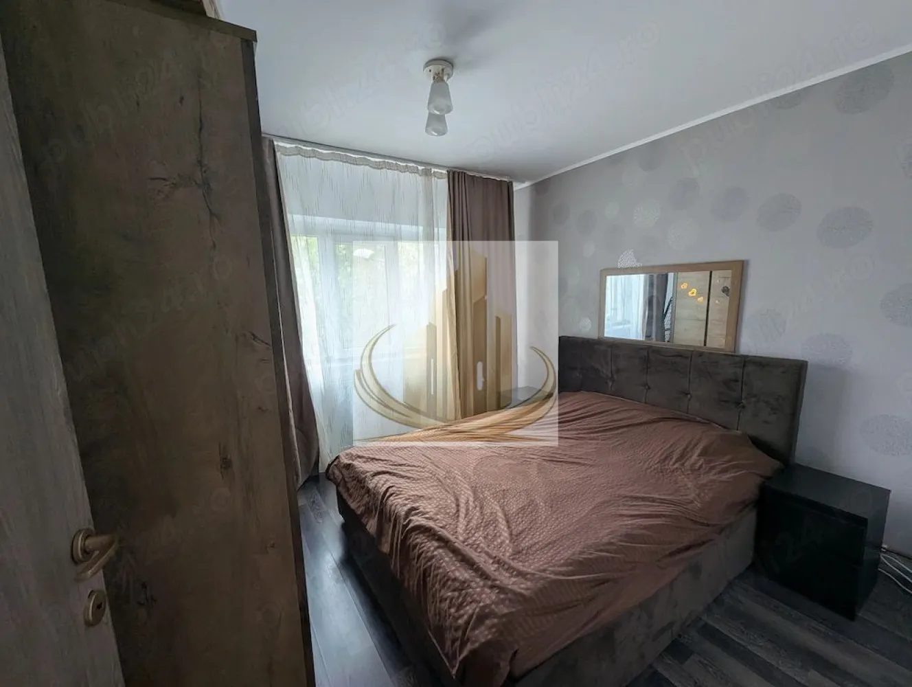 🔑 2 Camere | Compartimentare Eficientă | Lipovei | Aproape de Iulius - Grand Mobilis Imobiliare vă propune spre vânzare un apartament cu 2 camere, situat în zona Lipovei, Timișoara, în apropiere de Lidl – strada Martir Alexandru Grama. Proprietatea se remarcă printr-o compartimentare optimizată, fiind adaptată inteligent pentru a oferi funcționalitate maximă într-un spațiu compact. 📐 Detalii proprietate: Suprafață utilă: 43 mp Etaj: 2 Compartimentare modificată: 2 dormitoare (camera din mijloc transformată în al doilea dormitor) Bucătărie amenajată pe balcon Baie cu cadă (fără geam) 🏢 Dotări și beneficii: Centrală proprie – confort termic eficient Aer condiționat Se vinde mobilat și parțial utilat Apartament îngrijit, gata de mutare 📍 Locație – marele avantaj: Zonă bine conectată, cu acces rapid către oraș În apropiere: magazine, școli, farmacii Mijloace de transport la îndemână Acces facil către principalele artere ale orașului La doar câteva minute de Iulius Town 💼 Potrivit pentru: ✔️ Familii, datorită compartimentării eficiente ✔️ Investitori, având în vedere randamentul ridicat de închiriere din zonă 📅 Disponibil din luna iunie 🏦 Se acceptă achiziția prin credit bancar 💰 Preț: 97.900 € (ușor negociabil) 📞 Pentru mai multe detalii sau programarea unei vizionări, echipa Grand Mobilis Imobiliare vă stă la dispoziție! ID Intern: CP3046452 }}