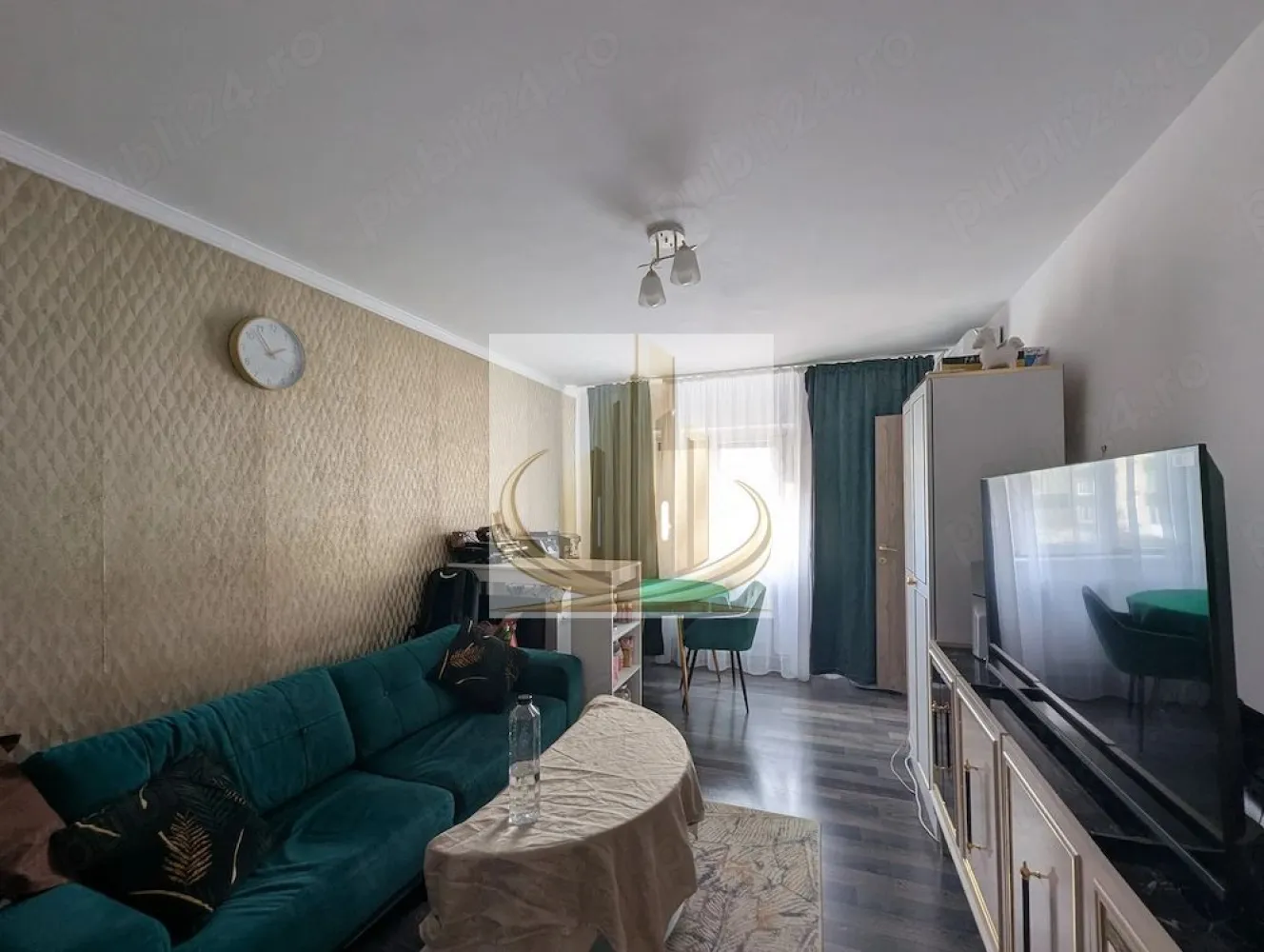 🔑 2 Camere | Compartimentare Eficientă | Lipovei | Aproape de Iulius - Grand Mobilis Imobiliare vă propune spre vânzare un apartament cu 2 camere, situat în zona Lipovei, Timișoara, în apropiere de Lidl – strada Martir Alexandru Grama. Proprietatea se remarcă printr-o compartimentare optimizată, fiind adaptată inteligent pentru a oferi funcționalitate maximă într-un spațiu compact. 📐 Detalii proprietate: Suprafață utilă: 43 mp Etaj: 2 Compartimentare modificată: 2 dormitoare (camera din mijloc transformată în al doilea dormitor) Bucătărie amenajată pe balcon Baie cu cadă (fără geam) 🏢 Dotări și beneficii: Centrală proprie – confort termic eficient Aer condiționat Se vinde mobilat și parțial utilat Apartament îngrijit, gata de mutare 📍 Locație – marele avantaj: Zonă bine conectată, cu acces rapid către oraș În apropiere: magazine, școli, farmacii Mijloace de transport la îndemână Acces facil către principalele artere ale orașului La doar câteva minute de Iulius Town 💼 Potrivit pentru: ✔️ Familii, datorită compartimentării eficiente ✔️ Investitori, având în vedere randamentul ridicat de închiriere din zonă 📅 Disponibil din luna iunie 🏦 Se acceptă achiziția prin credit bancar 💰 Preț: 97.900 € (ușor negociabil) 📞 Pentru mai multe detalii sau programarea unei vizionări, echipa Grand Mobilis Imobiliare vă stă la dispoziție! ID Intern: CP3046452 }}