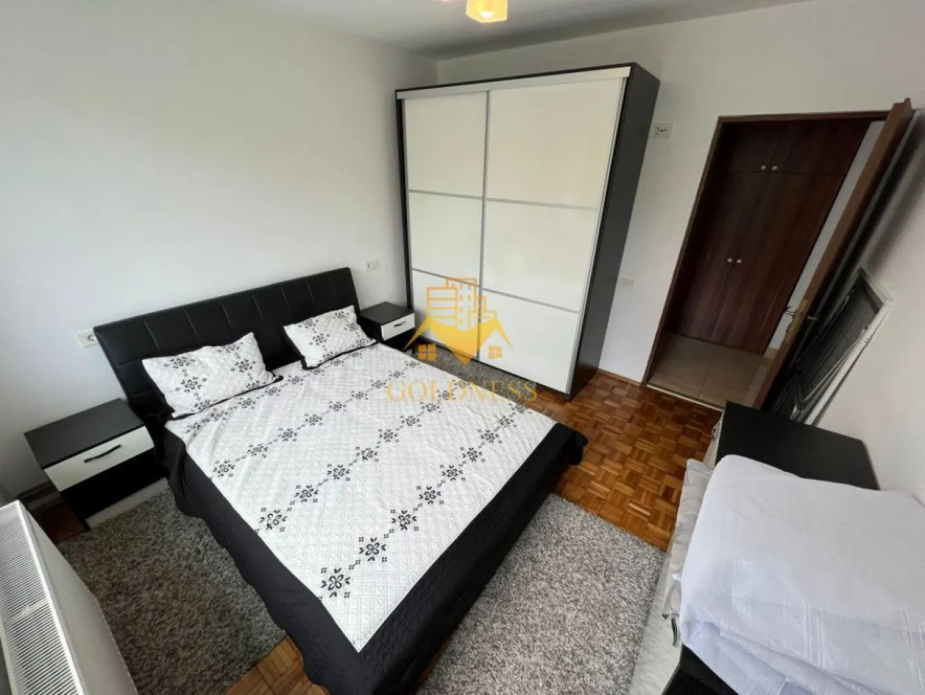 3 camere mobilat modern Piata Abator parcare proprie - GOLDNESS Imobiliare vă propune spre închiriere un apartament cu 3 camere, complet mobilat și utilat, la etajul 2 într-un imobil de 4 etaje, zona Piata Abator. Apartamentul este compartimentat astfel: - dormitor cu pat matrimonial, dressing, noptiere, comoda TV. - living cu canapea extensibila, spatiu de depozitare. -dormitor cu pat, spatiu pentru depozitare - baie cu cabină de duș, calorifer port prosop inox și dulap pentru depozitare. - bucătăria complet utilată. Imobilul este dotat cu toate cele necesare - centrală proprie, mașină de spălat haine, frigider, plită electrică,hotă, TV, etc. Se află în apropierea stațiilor de transport în comun, magazine, restaurante, spații verzi, farmacii, etc. Dispune de loc de parcare ! Dacă sunteți interesați de acest apartament și doriți să îl vizionați, dar și pentru alte oferte sau detalii nu ezitați să ne contactați telefonic sau prin e-mail - goldnessimobiliare@gmail.com. Vă stăm la dispoziție! }}