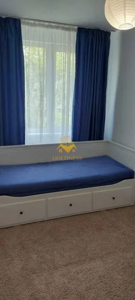 3 camere mobilat modern Piata Abator parcare proprie - GOLDNESS Imobiliare vă propune spre închiriere un apartament cu 3 camere, complet mobilat și utilat, la etajul 2 într-un imobil de 4 etaje, zona Piata Abator. Apartamentul este compartimentat astfel: - dormitor cu pat matrimonial, dressing, noptiere, comoda TV. - living cu canapea extensibila, spatiu de depozitare. -dormitor cu pat, spatiu pentru depozitare - baie cu cabină de duș, calorifer port prosop inox și dulap pentru depozitare. - bucătăria complet utilată. Imobilul este dotat cu toate cele necesare - centrală proprie, mașină de spălat haine, frigider, plită electrică,hotă, TV, etc. Se află în apropierea stațiilor de transport în comun, magazine, restaurante, spații verzi, farmacii, etc. Dispune de loc de parcare ! Dacă sunteți interesați de acest apartament și doriți să îl vizionați, dar și pentru alte oferte sau detalii nu ezitați să ne contactați telefonic sau prin e-mail - goldnessimobiliare@gmail.com. Vă stăm la dispoziție! }}