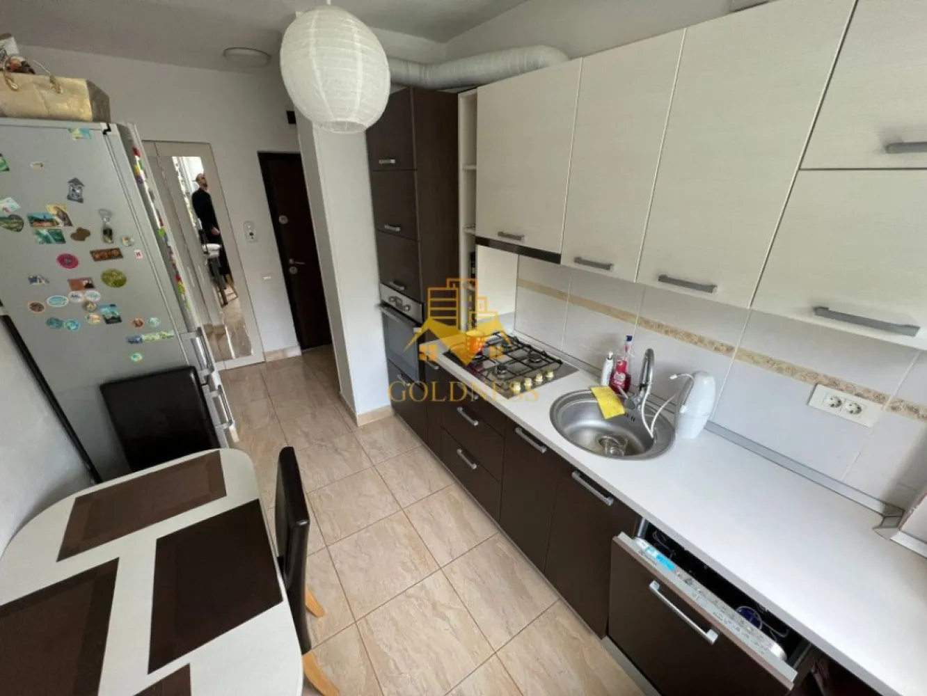 3 camere mobilat modern Piata Abator parcare proprie - GOLDNESS Imobiliare vă propune spre închiriere un apartament cu 3 camere, complet mobilat și utilat, la etajul 2 într-un imobil de 4 etaje, zona Piata Abator. Apartamentul este compartimentat astfel: - dormitor cu pat matrimonial, dressing, noptiere, comoda TV. - living cu canapea extensibila, spatiu de depozitare. -dormitor cu pat, spatiu pentru depozitare - baie cu cabină de duș, calorifer port prosop inox și dulap pentru depozitare. - bucătăria complet utilată. Imobilul este dotat cu toate cele necesare - centrală proprie, mașină de spălat haine, frigider, plită electrică,hotă, TV, etc. Se află în apropierea stațiilor de transport în comun, magazine, restaurante, spații verzi, farmacii, etc. Dispune de loc de parcare ! Dacă sunteți interesați de acest apartament și doriți să îl vizionați, dar și pentru alte oferte sau detalii nu ezitați să ne contactați telefonic sau prin e-mail - goldnessimobiliare@gmail.com. Vă stăm la dispoziție! }}