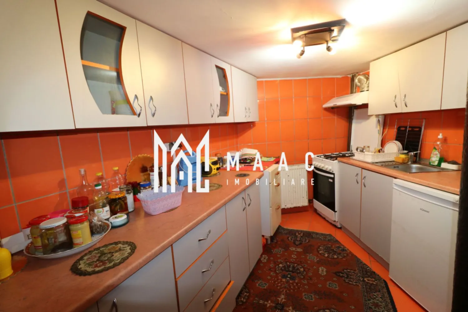 Apartament 2 camere | 60 mp | Terezian | Parter - MAAC Imobiliare vă propune spre vânzare un apartament cu 2 camere, situat în zona Terezian din Sibiu – o alegere ideală pentru cei care își doresc confort, spațiu și acces facil către toate punctele de interes ale orașului.

Cu o suprafață utilă de 60 mp, locuința impresionează prin compartimentarea eficientă și atmosfera primitoare, fiind potrivită atât pentru rezidență proprie, cât și ca investiție sigură. Apartamentul este compus dintr-un living generos, dormitor luminos, bucătărie separată, baie, hol și beneficiază de pivniță – un spațiu suplimentar util pentru depozitare.

Amplasarea în zona Terezian aduce un plus de valoare proprietății, datorită accesului rapid către centre comerciale, mijloace de transport, școli și alte facilități urbane esențiale.

Pentru mai multe detalii sau pentru programarea unei vizionări, vă rugăm să menționați la telefon numărul de identificare al ofertei: CP3046527.