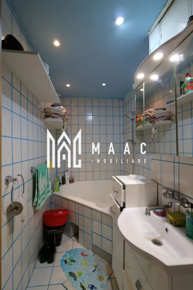 Apartament 2 camere | 60 mp | Terezian | Parter - MAAC Imobiliare vă propune spre vânzare un apartament cu 2 camere, situat în zona Terezian din Sibiu – o alegere ideală pentru cei care își doresc confort, spațiu și acces facil către toate punctele de interes ale orașului.

Cu o suprafață utilă de 60 mp, locuința impresionează prin compartimentarea eficientă și atmosfera primitoare, fiind potrivită atât pentru rezidență proprie, cât și ca investiție sigură. Apartamentul este compus dintr-un living generos, dormitor luminos, bucătărie separată, baie, hol și beneficiază de pivniță – un spațiu suplimentar util pentru depozitare.

Amplasarea în zona Terezian aduce un plus de valoare proprietății, datorită accesului rapid către centre comerciale, mijloace de transport, școli și alte facilități urbane esențiale.

Pentru mai multe detalii sau pentru programarea unei vizionări, vă rugăm să menționați la telefon numărul de identificare al ofertei: CP3046527.