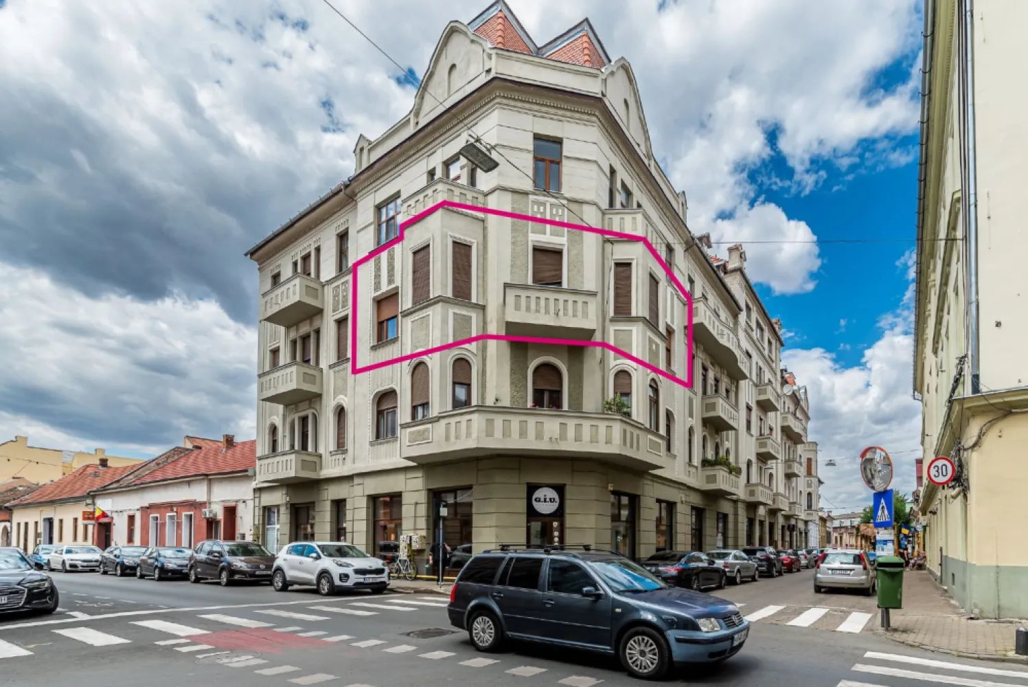 Apartament ultracentral cu 4 camere decomandat, etaj intermediar - Comision 0% 
Apartament cu 4 camere, complet decomandat, situat la etajul 2 din 3 al unei clădiri istorice recent restaurate, cu fațada și acoperișul renovate, iar curtea interioară în curs de amenajare. Locuința are o suprafață utilă de 132 mp și este compusă din living, 3 dormitoare, 2 băi, bucătărie și cămară de alimente.

Apartamentul beneficiază de centrală proprie pe gaz, instalații electrice și sanitare complet înlocuite, inclusiv coloanele comune pana la parter și o compartimentare excelentă. A fost renovat parțial: două dormitoare, una dintre băi, bucătăria și holul sunt amenajate, în timp ce livingul, cea de-a doua baie și cămara necesită renovare, oferind posibilitatea amenajării după propriul gust.

O proprietate spațioasă, cu mult potențial, ideală pentru o familie sau pentru cei care apreciază farmecul clădirilor de epocă și spațiile generoase.

📞 Pentru detalii și programarea unei vizionări:
Blaga Flavius – 0754467525 Consultant imobiliar acreditat APAIR (Asociația Profesională a Agenților Imobiliari din România)

Nu dispui de toată suma? Te ajutăm noi gratuit! Îți obținem oferte de la 16 bănci.
Ai o proprietate de vânzare în Arad și vrei să știi cât valorează cu adevărat?

Birou: ACASĂ | Agenție imobiliară Arad
Adresă: Bulevardul Decebal 2, Arad 310133