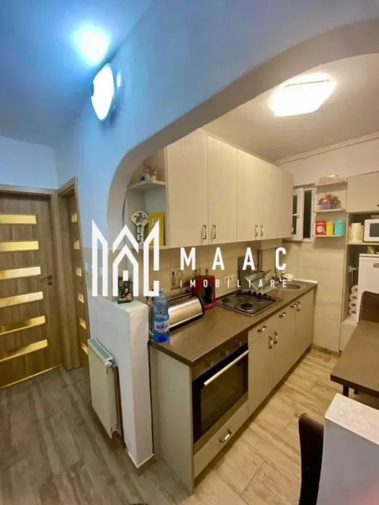 Apartament 2 camere | Renovat | Mobilat | Zona Korona - MAAC Imobiliare vă prezintă spre vânzare un apartament cu 2 camere, situat în zona Korona din Sibiu. Caracteristici: Apartament cu 2 camere. Suprafață utilă de 38 mp. Bloc izolat exterior, acoperit cu țiglă. Dispune de pod deasupra, oferind un plus de izolație și spațiu suplimentar. Încălzire prin centrală termică proprie. Compartimentare: Hol de acces. Living. Dormitor. Bucătărie separată. Baie. Dotări și îmbunătățiri: Apartamentul a fost renovat în anul 2020. Instalațiile electrice și sanitare au fost înlocuite complet. Locuință îngrijită, fără animale de companie și fără fumători. Mobilare și utilare: Se vinde complet mobilat și utilat, exact ca în fotografii. Gata de mutare imediată, fără investiții suplimentare. Avantaje locație Acces rapid către școli, grădinițe, magazine și centre comerciale. Pentru mai multe detalii precizati telefonic ca ati vazut anuntul cu ID: CP2987707 }}