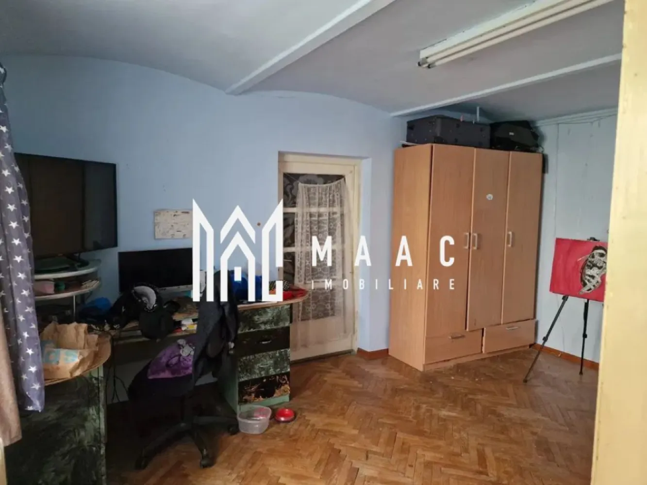Apartament la casa | 4 camere | Curte separata | Terezian - MAAC Imobiliare va prezinta un apartament la casa cu 4 camere care necesita renovare situat in Terezian. Caracteristici generale: Tip Proprietate: Apartament la casă Număr Camere: 4 Suprafață Utilă: 100 mp Curte: 50 mp curte liberă proprie. Compartimentare: Demisol: 2 camere (aproximativ 20 mp fiecare), hol, baie, bucătărie, cămară Parter: Living, dormitor, bucătărie, hol, cămară, wc de serviciu, spațiu de depozitare Intrare: Separată. Dotări și facilități: Centrala proprie: În garanție Calorifere: Instalate Instalații: Electrică și sanitară recent schimbate. Necesități de Renovare: Stare generală: Necesită renovare Excepții: Instalațiile electrice și sanitare nu necesită intervenții. Localizare și vecinătăți Proximitate: La mai puțin de 5 minute de multiple puncte de interes: scoli, grădinițe, licee Poștă: În apropiere Magazine: Lidl, Profi și alte magazine la distanță mică. Pentru mai multe informații sau pentru a programa o vizionare, nu ezitați să ne contactați, specificand ID: CP1777047 }}