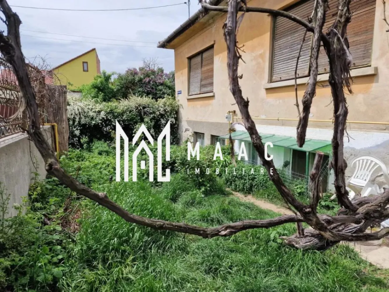 Apartament la casa | 4 camere | Curte separata | Terezian - MAAC Imobiliare va prezinta un apartament la casa cu 4 camere care necesita renovare situat in Terezian. Caracteristici generale: Tip Proprietate: Apartament la casă Număr Camere: 4 Suprafață Utilă: 100 mp Curte: 50 mp curte liberă proprie. Compartimentare: Demisol: 2 camere (aproximativ 20 mp fiecare), hol, baie, bucătărie, cămară Parter: Living, dormitor, bucătărie, hol, cămară, wc de serviciu, spațiu de depozitare Intrare: Separată. Dotări și facilități: Centrala proprie: În garanție Calorifere: Instalate Instalații: Electrică și sanitară recent schimbate. Necesități de Renovare: Stare generală: Necesită renovare Excepții: Instalațiile electrice și sanitare nu necesită intervenții. Localizare și vecinătăți Proximitate: La mai puțin de 5 minute de multiple puncte de interes: scoli, grădinițe, licee Poștă: În apropiere Magazine: Lidl, Profi și alte magazine la distanță mică. Pentru mai multe informații sau pentru a programa o vizionare, nu ezitați să ne contactați, specificand ID: CP1777047 }}