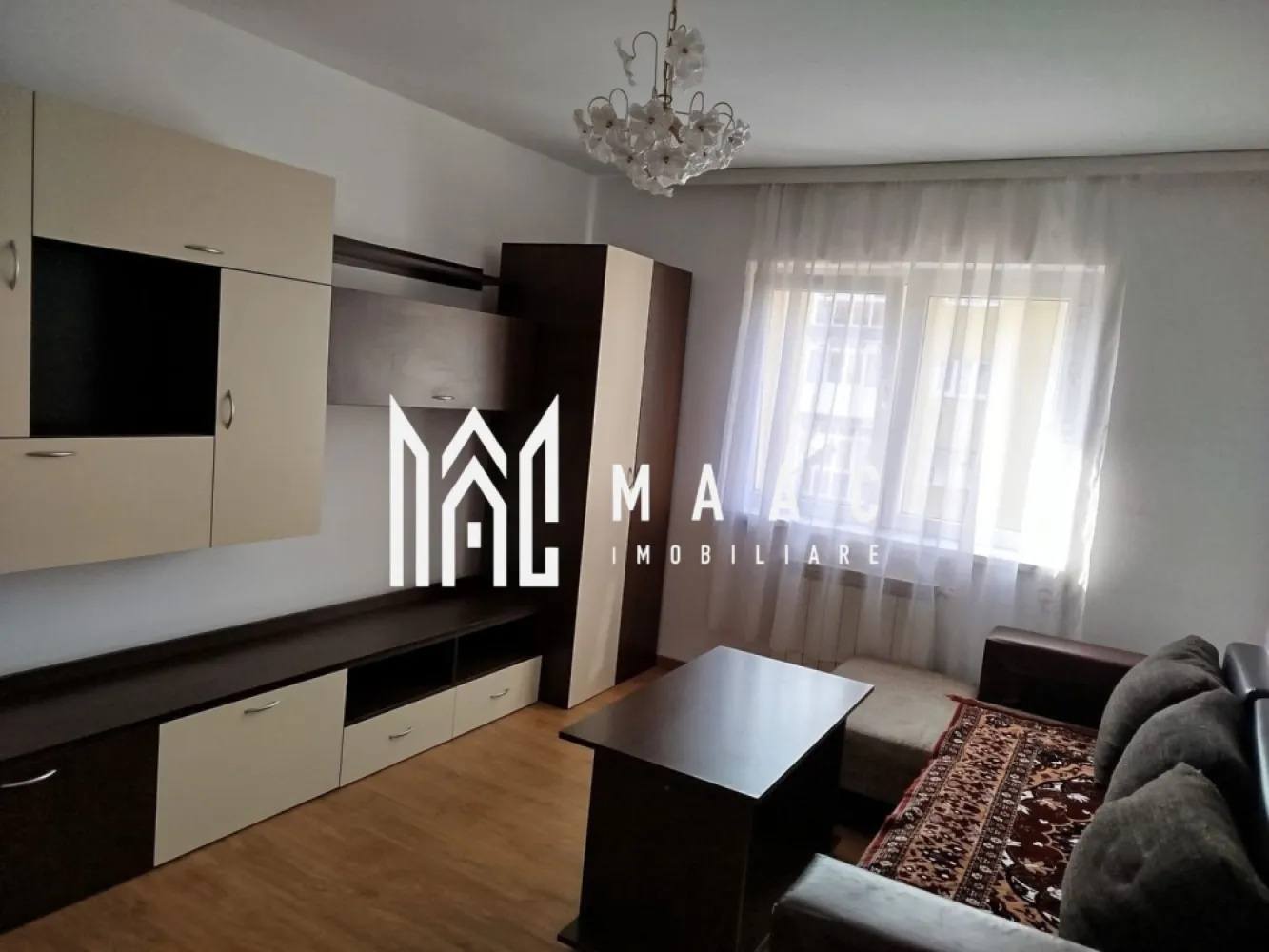 Apartament 3 camere | Etaj 3 | 60 MPU | Vasile Aaron - Apartament 3 camere de închiriat Sibiu – Vasile Aaron – mobilat și utilat MAAC Imobiliare vă propune spre închiriere un apartament cu 3 camere, situat în cartierul Vasile Aaron din Sibiu, într-o zonă liniștită și bine conectată. Locuința este mobilată și utilată complet, fiind pregătită pentru mutare imediată. Detalii apartament 3 camere Compartimentare practică: 2 dormitoare luminoase living spațios bucătărie separată 1 baie Dotări și avantaje Mobilat complet Bucătărie utilată Spațiu bine întreținut Gata de locuit Avantaje locație Zonă liniștită – Vasile Aaron Acces rapid la mijloace de transport în comun Aproape de magazine, școli și alte facilități Pentru detalii suplimentare, consultanță sau programarea unei vizionări, va rugăm să ne contactati specificand ID: CP3044593