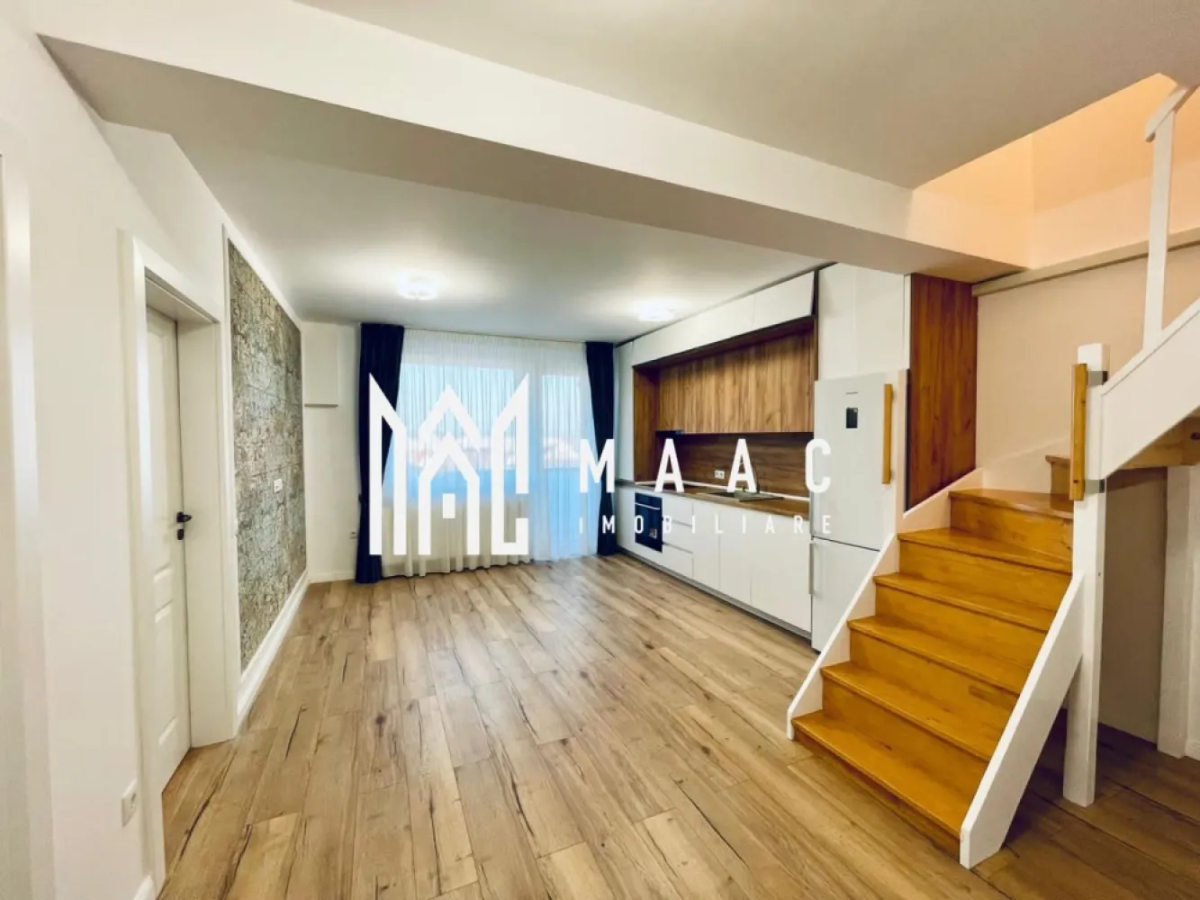 Apartament 4 camere |90MPU| 2 Băi | Balcon | Șelimbăr - MAAC Imobiliare vă propune spre vânzare un apartament spațios cu 4 camere, situat în Șelimbăr, într-o zonă care oferă atât liniște, cât și acces rapid către punctele de interes major, fiind poziționat în proximitatea centrului comercial Shopping City Sibiu și a stațiilor de transport în comun. Proprietatea se află la etajul 3 al unui imobil construit după anul 2000 și dispune de o suprafață utilă de 90 mp. Compartimentarea este de tip decomandat, fiind structurată astfel: 3 dormitoare luminoase living generos cu acces spre zona de relaxare 2 băi moderne balcon cu priveliște deosebită Apartamentul se vinde semimobilat și utilat, facilitând o mutare rapidă pentru noii proprietari. De asemenea, oferta include un loc de parcare privat inclus în preț. Locuința beneficiază de utilități complete și finisaje de calitate, fiind pretabilă atât pentru o familie care își dorește un cămin primitor, cât și pentru o investiție imobiliară pe termen lung . Pentru vizionări sau mai multe detalii contactați-ne și specificați codul de identificare al proprietății ID: CP3046026