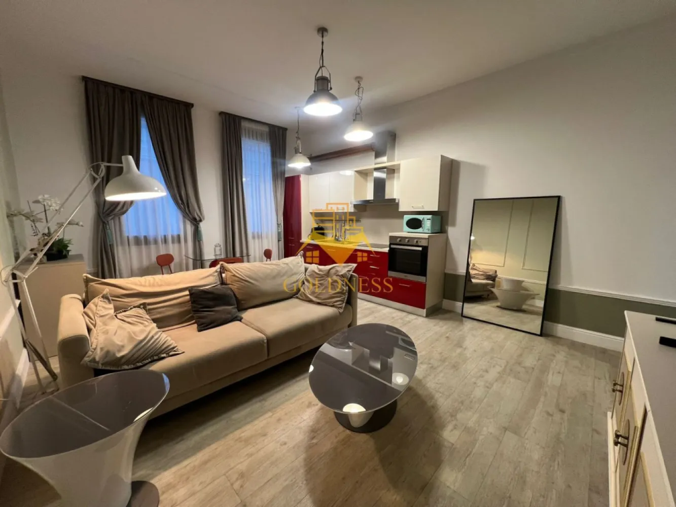 2 camere, UMF, Ultracentral, Piata Muzeului, Piata Unirii, Parcare - GOLDNESS Imobiliare vă propune spre închiriere un apartament cu 2 camere open-space complet mobilat și utilat, la etajul 1 într-un imobil de 2 etaje, în zona ultracentrala, la 15 min de UMF, 5 minute de Piata Unirii, strada Paul Chinezu. GARANȚIE: se percep 2 garanții, cu posibilitatea plății eșalonat în 2/3 luni. Loc de parcare privat in curtea interioara cu 50euro pe luna. Apartamentul este compartimentat astfel: - dormitor cu pat matrimonial, dressing, noptiere, birou. - living cu bucatarie open-space complet utilată si mobilata, canapea extensibla, loc de servit masa - baie cu dus walk-in, calorifer port prosop inox și dulap pentru depozitare. Imobilul este dotat cu toate cele necesare- centrala pe imobil, mașină de spălat haine, masina de spalat vase, smart tv, frigider, plită electrică, hota, AC, etc. Se află în apropierea stațiilor de transport în comun, magazine, restaurante, spații verzi, farmacii, etc. Dacă sunteți interesați de acest apartament și doriți să îl vizionați, dar și pentru alte oferte sau detalii nu ezitați să ne contactați telefonic sau prin e-mail - goldnessimobiliare@gmail.com. Vă stăm la dispoziție! Pentru intermediere se percepe un comision de 50% din prețul chiriei!
