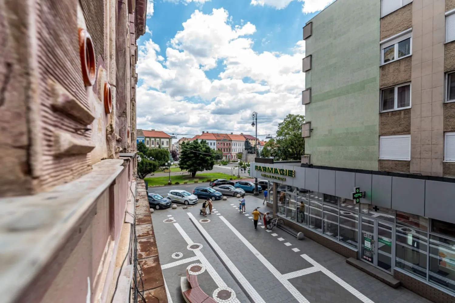 Apartament ultracentral cu 3 camere plus un bonus Comision 0 - Comision 0%
Apartament cu 3 camere situat într-una dintre cele mai centrale zone ale Aradului, în Piața Avram Iancu, la colț cu strada Metianu, la doar câțiva pași de Teatru. Locuința este compusă din 3 camere, bucătărie, baie și bonus: încă o a 4 a camera cu acces separat, ideală pentru a fi folosită ca spălătorie, dressing sau spațiu de depozitare.

Datorită poziției ultracentrale și compartimentării practice, proprietatea reprezintă o excelentă oportunitate de investiție, fiind potrivită atât pentru locuit, închiriere în regim clasic sau hotelier, cât și pentru birouri, cabinet, etc. Încălzirea este de la CET, însă există posibilitatea montării unei centrale proprii pe gaz, conducta de gaz fiind în imediata apropiere a apartamentului.

Un apartament compact, bine poziționat și cu un potențial excelent de valorificare.

📞 Pentru detalii și programarea unei vizionări:
Blaga Flavius – 0754467525 Consultant imobiliar acreditat APAIR (Asociația Profesională a Agenților Imobiliari din România)

Nu dispui de toată suma? Te ajutăm noi gratuit! Îți obținem oferte de la 16 bănci.
Ai o proprietate de vânzare în Arad și vrei să știi cât valorează cu adevărat?

Birou: ACASĂ | Agenție imobiliară Arad
Adresă: Bulevardul Decebal 2, Arad 310133