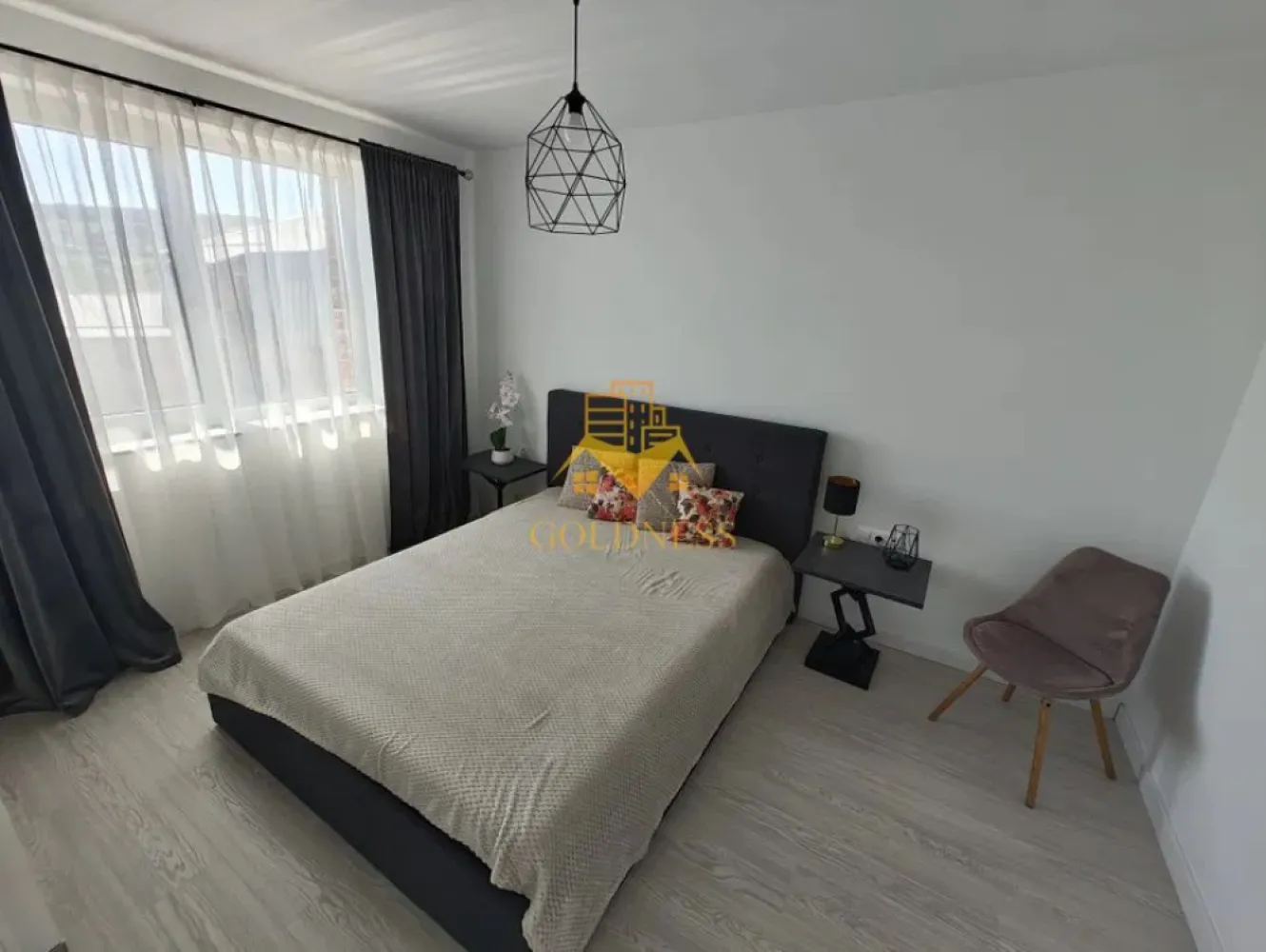 2 camere open space, modern, Valea Chintaului - GOLDNESS Imobiliare vă propune spre închiriere un apartament cu 2 camere, complet mobilat și utilat, la etajul 4 într-un imobil de 4 etaje, în Beta Residence pe Valea Chintaului. Apartamentul este compartimentat astfel: - dormitor cu pat matrimonial, dressing, noptiere - living cu bucatarie open-space, canapea extensibla, loc de luat masa - baie cu cabina de dus, calorifer port prosop inox și dulap pentru depozitare. - bucătăria complet utilată. - balcon de 4 mp Imobilul este dotat cu toate cele necesare- centrală proprie, mașină de spălat haine, frigider, plită electrică, hotă, TV, etc. Se află în apropierea stațiilor de transport în comun, magazine, restaurante, spații verzi, farmacii, etc. Dispune de parcare subterana inclusa in pret! Dacă sunteți interesați de acest apartament și doriți să îl vizionați, dar și pentru alte oferte sau detalii nu ezitați să ne contactați telefonic sau prin e-mail - goldnessimobiliare@gmail.com. Vă stăm la dispoziție!