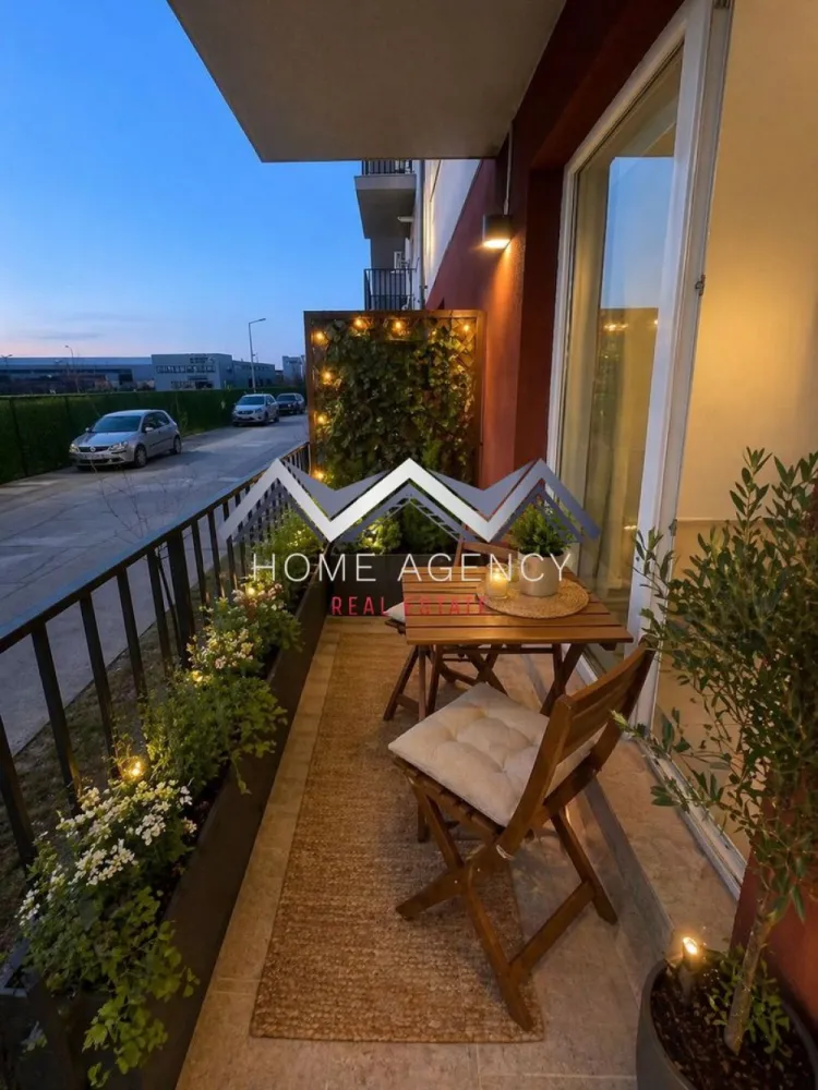 Apartament 2 camere Otopeni | include parcare | ultimul disponibil - Descoperă locuința care îți oferă libertatea de a o personaliza exact așa cum îți dorești. Acest apartament modern reprezintă alegerea ideală atât pentru cei care își caută o locuință confortabilă, cât și pentru investitorii care își doresc o proprietate cu potențial. Locuința este situată la parter (înalt), într-un bloc nou cu regim de înălțime P+3r, parte dintr-un ansamblu rezidențial modern, cu acces controlat și zone verzi amenajate pentru relaxare. Preț: 82.600 euro + TVA Prețul afișat este final, include TVA și un loc de parcare | comision 0 Apartamentul are o suprafață utilă de 41,90 mp, la care se adaugă un balcon de 4,70 mp, oferind un spațiu bine compartimentat și funcțional. Orientarea Sud-Est asigură lumină naturală din abundență pe parcursul zilei, contribuind la un ambient plăcut și aerisit. Fiind nemobilat, apartamentul îți oferă posibilitatea de a-l amenaja complet după propriul stil și preferințe. Este o opțiune excelentă atât pentru locuit, cât și pentru investiție, permițând optimizarea amenajării și a bugetului în funcție de nevoile tale. Localizarea este un alt punct forte, cu acces rapid către DN1, Centura Capitalei, Aeroport și zona Pipera. În apropiere se găsesc magazine, restaurante și stații de transport în comun, ceea ce face ca deplasarea și accesul la facilități să fie rapide și convenabile. Pozele sunt reale, apartamentul se vinde nemobilat, iar randările reprezintă sugestii de amenajare interioară. 📞 Sună acum și programează o vizionare!