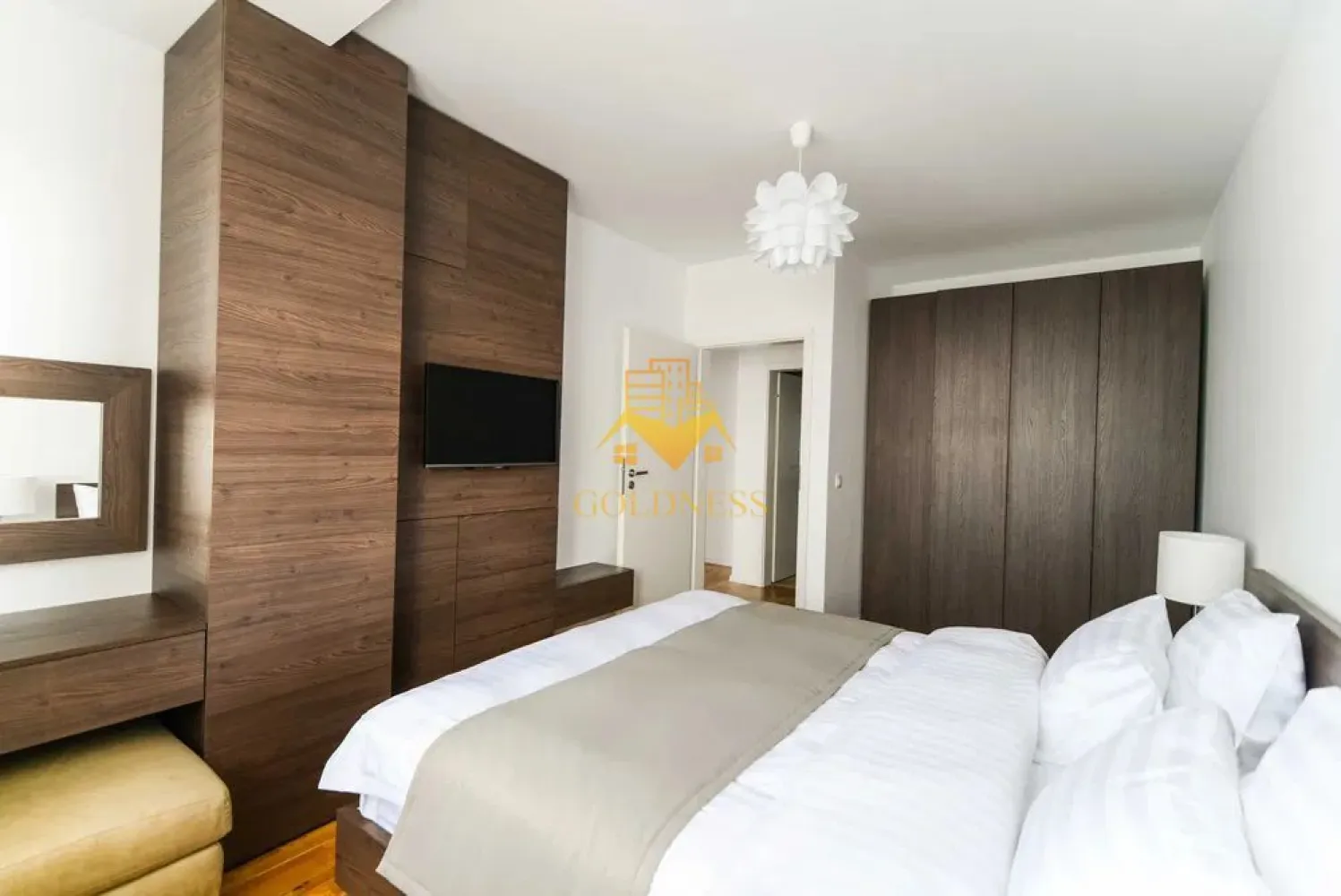 3 camere, garaj, bloc nou, Intre Lacuri, Zona Iulius Mall, FSEGA - GOLDNESS Imobiliare vă propune spre închiriere un apartament cu 2 camere complet mobilat și utilat, la etajul 9 într-un imobil de 10 etaje, în cartierul Intre Lacuri. Apartamentul este compartimentat astfel: - dormitor cu pat matrimonial, dressing, noptiere, TV - dormitor cu pat matrimonial, dressing, noptiere, TV - living cu canapea extensibila, spatii de depozitare, aer conditionat, TV - bucatarie complet dotata si echipata cu plita electrica, masina de spalat vase - baie cu cada, calorifer port prosop inox și dulap pentru depozitare. - baie cu cabina de dus, calorifer port prosop inox și dulap pentru depozitare. - terasa de 7 mp. Imobilul este dotat cu toate cele necesare- centrală proprie, mașină de spălat haine, masina de spalat vase Aer conditionat, frigider, plită electrică, hotă, TV, etc. Se află în apropierea stațiilor de transport în comun, magazine, restaurante, spații verzi, farmacii, etc. Dispune de loc de parcare subterana! Dacă sunteți interesați de acest apartament și doriți să îl vizionați, dar și pentru alte oferte sau detalii nu ezitați să ne contactați telefonic sau prin e-mail - goldnessimobiliare@gmail.com. Vă stăm la dispoziție! Pentru intermediere se percepe un comision de 50% din prețul chiriei! }}