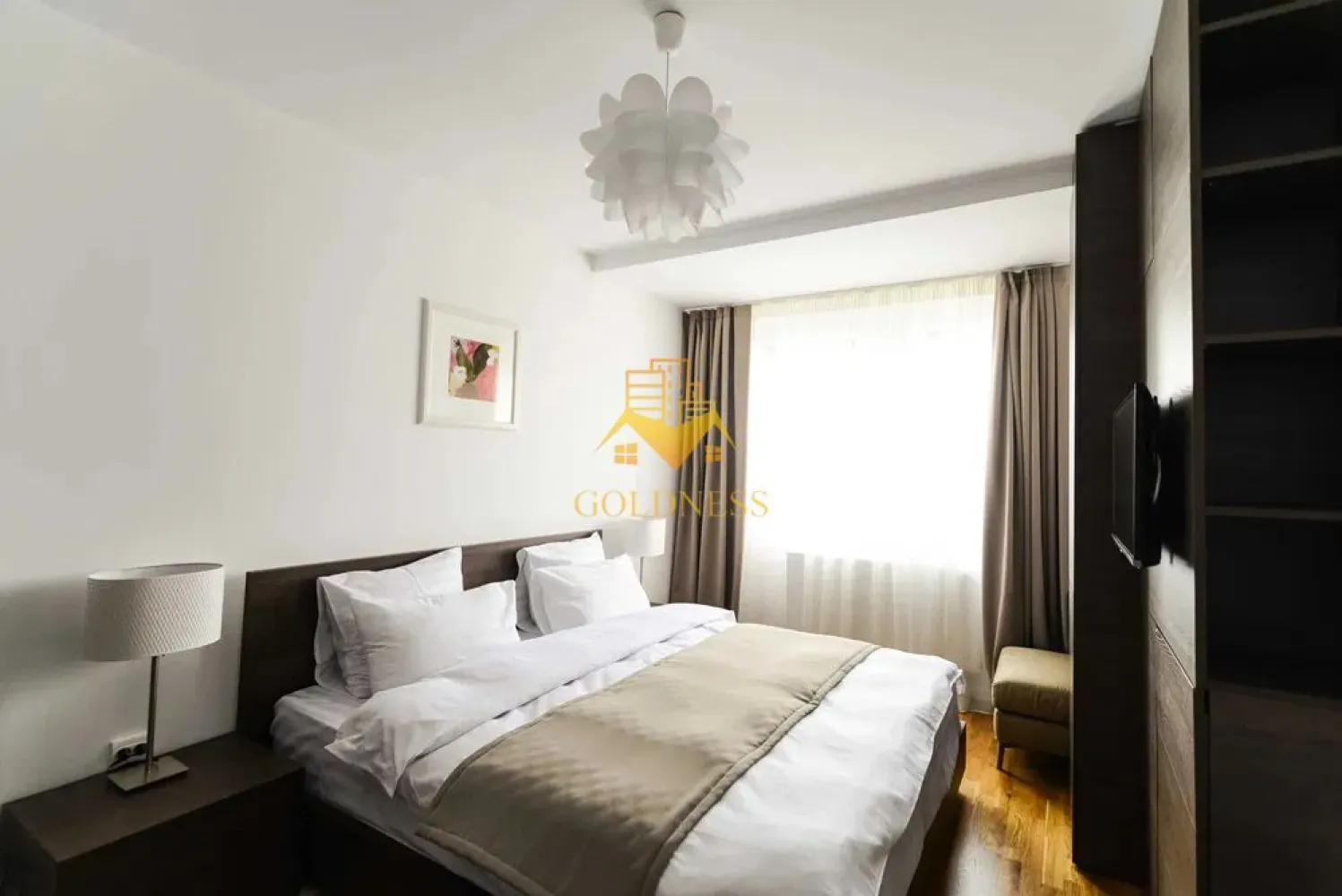 3 camere, garaj, bloc nou, Intre Lacuri, Zona Iulius Mall, FSEGA - GOLDNESS Imobiliare vă propune spre închiriere un apartament cu 2 camere complet mobilat și utilat, la etajul 9 într-un imobil de 10 etaje, în cartierul Intre Lacuri. Apartamentul este compartimentat astfel: - dormitor cu pat matrimonial, dressing, noptiere, TV - dormitor cu pat matrimonial, dressing, noptiere, TV - living cu canapea extensibila, spatii de depozitare, aer conditionat, TV - bucatarie complet dotata si echipata cu plita electrica, masina de spalat vase - baie cu cada, calorifer port prosop inox și dulap pentru depozitare. - baie cu cabina de dus, calorifer port prosop inox și dulap pentru depozitare. - terasa de 7 mp. Imobilul este dotat cu toate cele necesare- centrală proprie, mașină de spălat haine, masina de spalat vase Aer conditionat, frigider, plită electrică, hotă, TV, etc. Se află în apropierea stațiilor de transport în comun, magazine, restaurante, spații verzi, farmacii, etc. Dispune de loc de parcare subterana! Dacă sunteți interesați de acest apartament și doriți să îl vizionați, dar și pentru alte oferte sau detalii nu ezitați să ne contactați telefonic sau prin e-mail - goldnessimobiliare@gmail.com. Vă stăm la dispoziție! Pentru intermediere se percepe un comision de 50% din prețul chiriei! }}