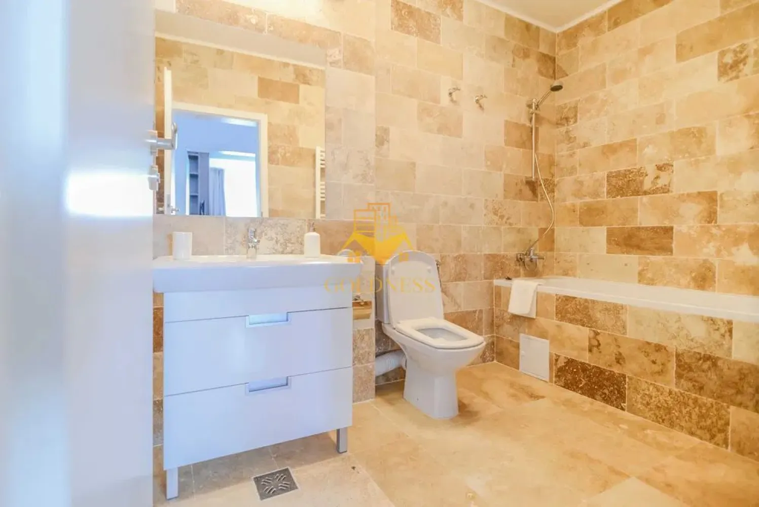 3 camere, garaj, bloc nou, Intre Lacuri, Zona Iulius Mall, FSEGA - GOLDNESS Imobiliare vă propune spre închiriere un apartament cu 2 camere complet mobilat și utilat, la etajul 9 într-un imobil de 10 etaje, în cartierul Intre Lacuri. Apartamentul este compartimentat astfel: - dormitor cu pat matrimonial, dressing, noptiere, TV - dormitor cu pat matrimonial, dressing, noptiere, TV - living cu canapea extensibila, spatii de depozitare, aer conditionat, TV - bucatarie complet dotata si echipata cu plita electrica, masina de spalat vase - baie cu cada, calorifer port prosop inox și dulap pentru depozitare. - baie cu cabina de dus, calorifer port prosop inox și dulap pentru depozitare. - terasa de 7 mp. Imobilul este dotat cu toate cele necesare- centrală proprie, mașină de spălat haine, masina de spalat vase Aer conditionat, frigider, plită electrică, hotă, TV, etc. Se află în apropierea stațiilor de transport în comun, magazine, restaurante, spații verzi, farmacii, etc. Dispune de loc de parcare subterana! Dacă sunteți interesați de acest apartament și doriți să îl vizionați, dar și pentru alte oferte sau detalii nu ezitați să ne contactați telefonic sau prin e-mail - goldnessimobiliare@gmail.com. Vă stăm la dispoziție! Pentru intermediere se percepe un comision de 50% din prețul chiriei! }}